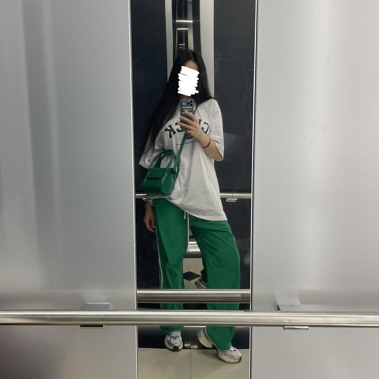 Nike V2K Run Summit White Metallic Silver 착용 스타일 - 2