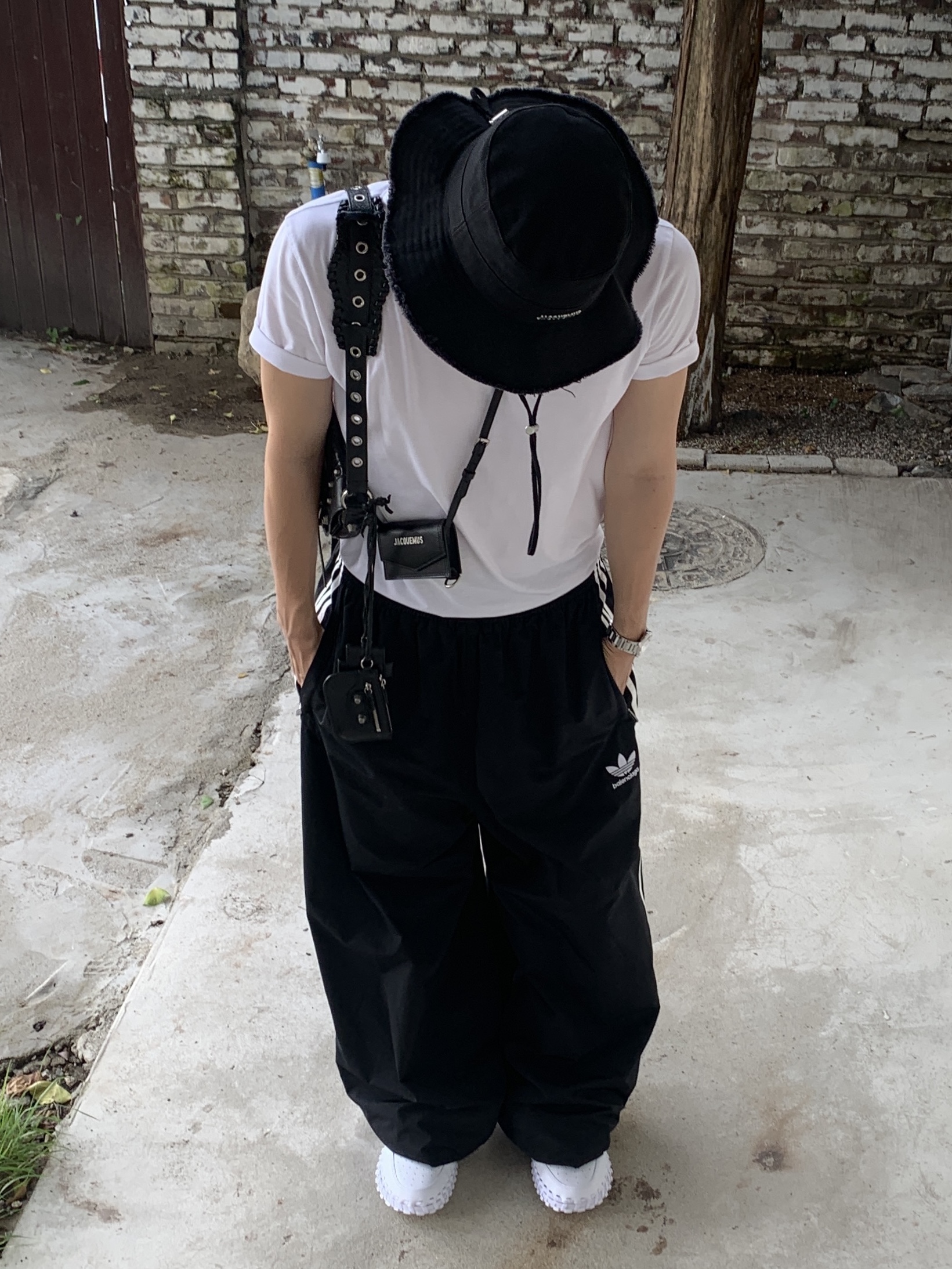 Jacquemus Le Bob Artichaut Bucket Hat Black, Balenciaga x Adidas Tracksuit Trousers Black ์ฐฉ์ฉ ์คํ์ผ - 5