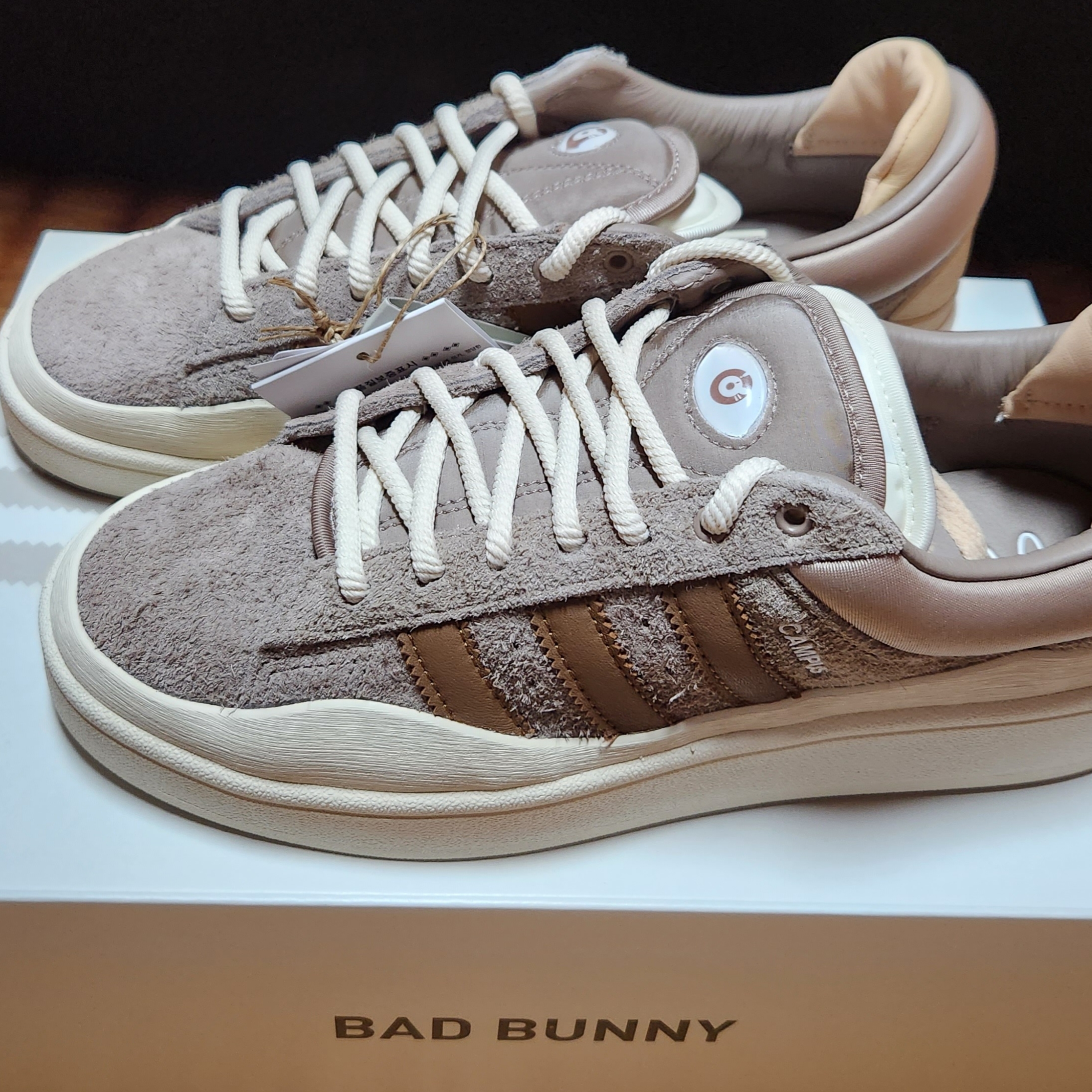 Adidas x Bad Bunny Campus Supplier Color White 착용 스타일 - 3