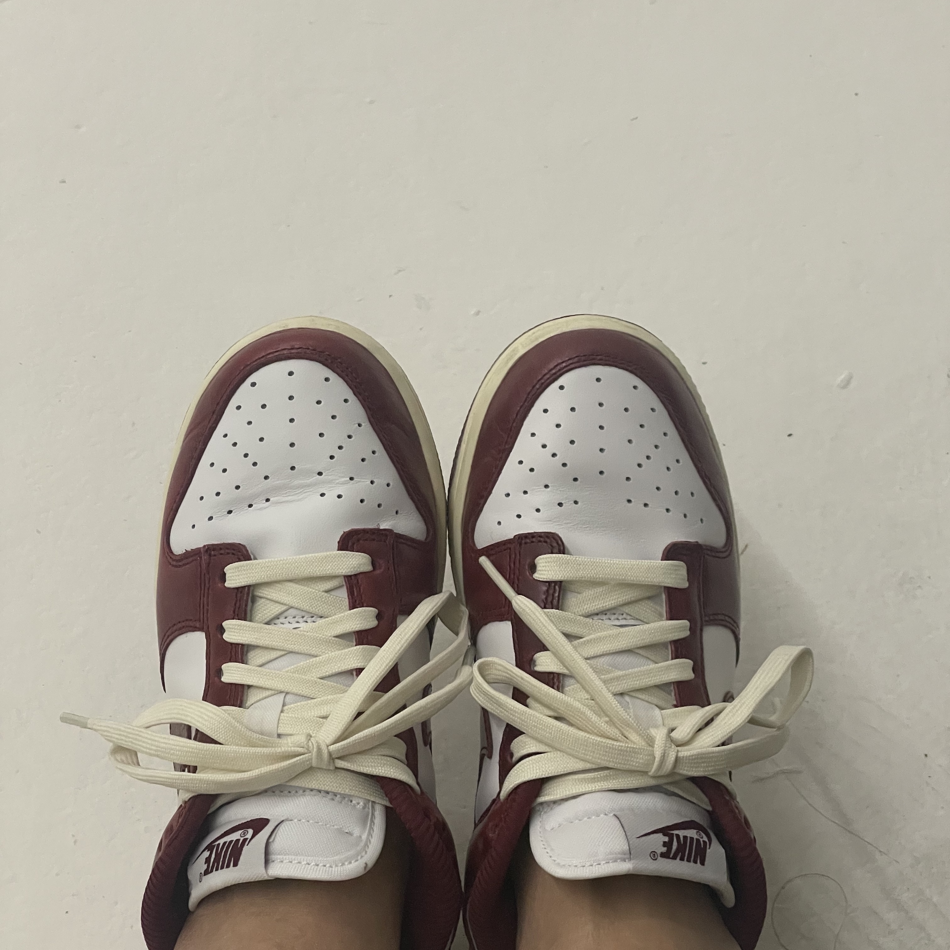 (W) Nike Dunk Low Retro PRM Team Red and White 착용 스타일
