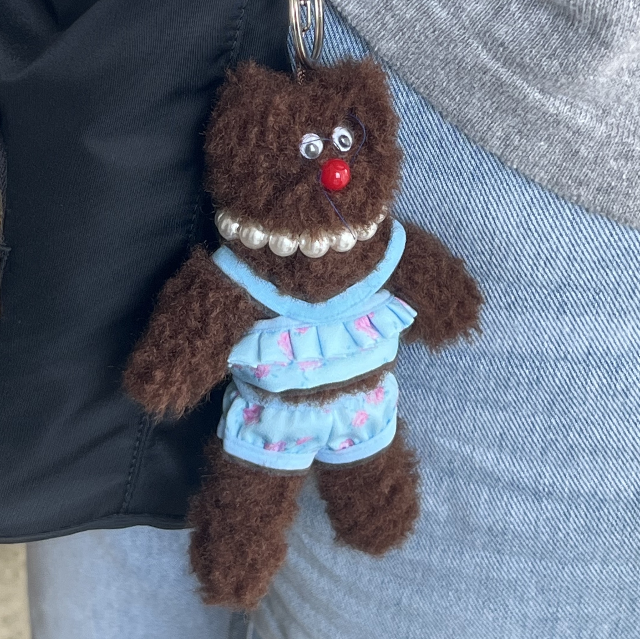 STU x Monamhee Namhee's Bikini, [KREAM 단독] Monamhee Bred Keyring with Pink Pants Brown 착용 스타일
