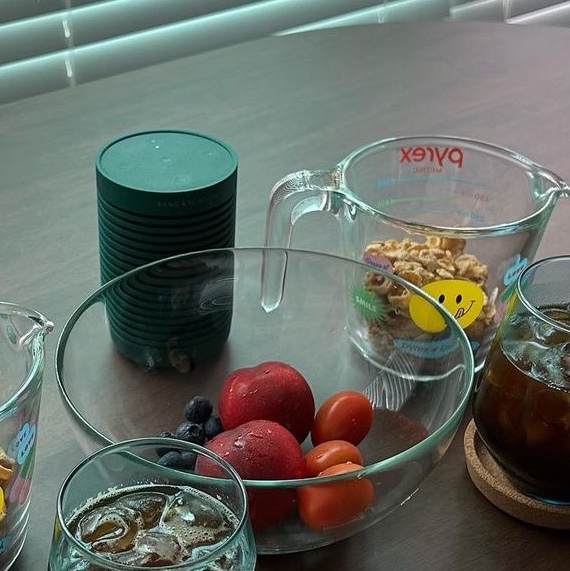 Bang & Olufsen Beosound Explore Green 착용 스타일