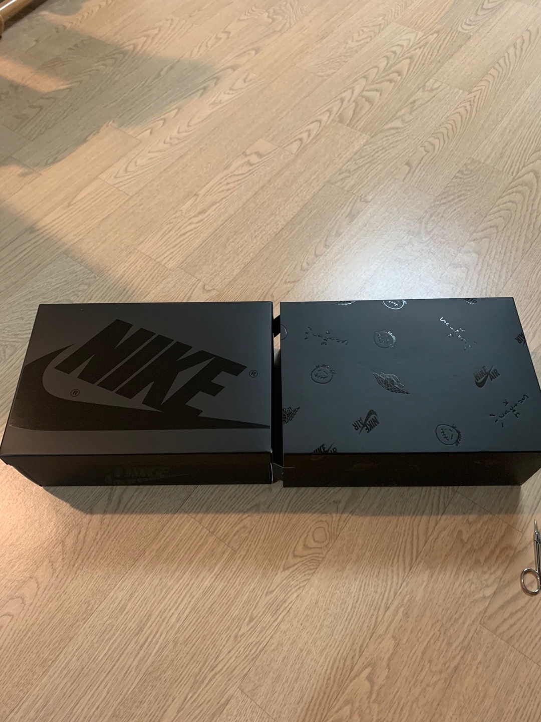Nike Air Force 1 '07 Low White, Jordan 1 x Travis Scott Retro Low OG SP Black Phantom 착용 스타일 - 1