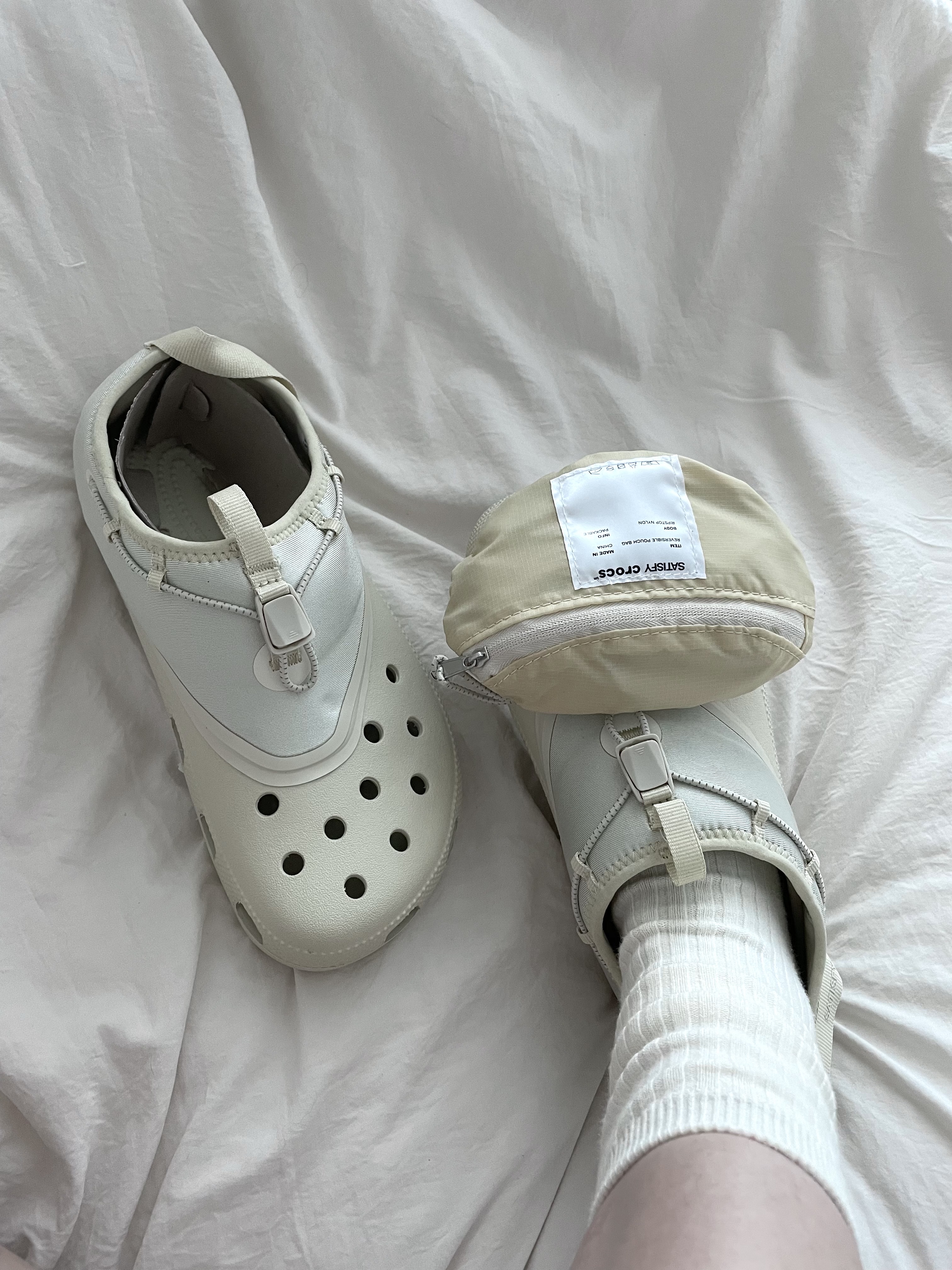 Crocs x Satisfy Classic Clog Bone 착용 스타일