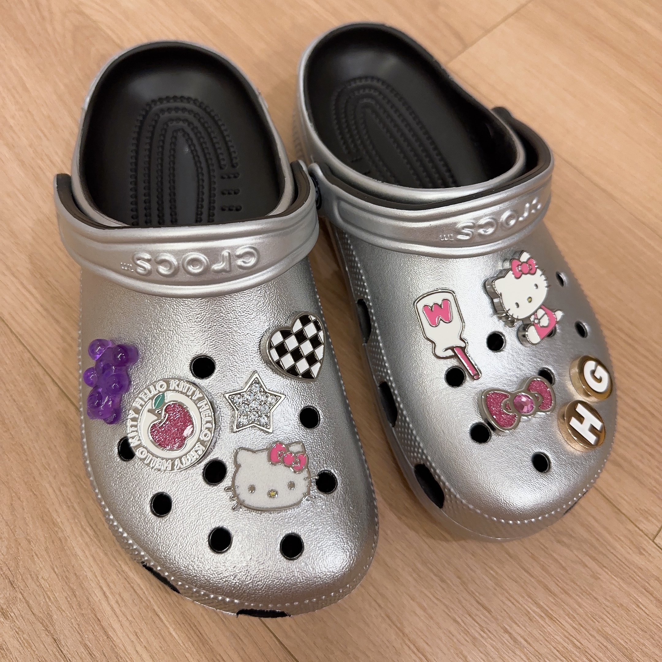 Crocs Classic Metallic Clog Silver 착용 스타일 - 2