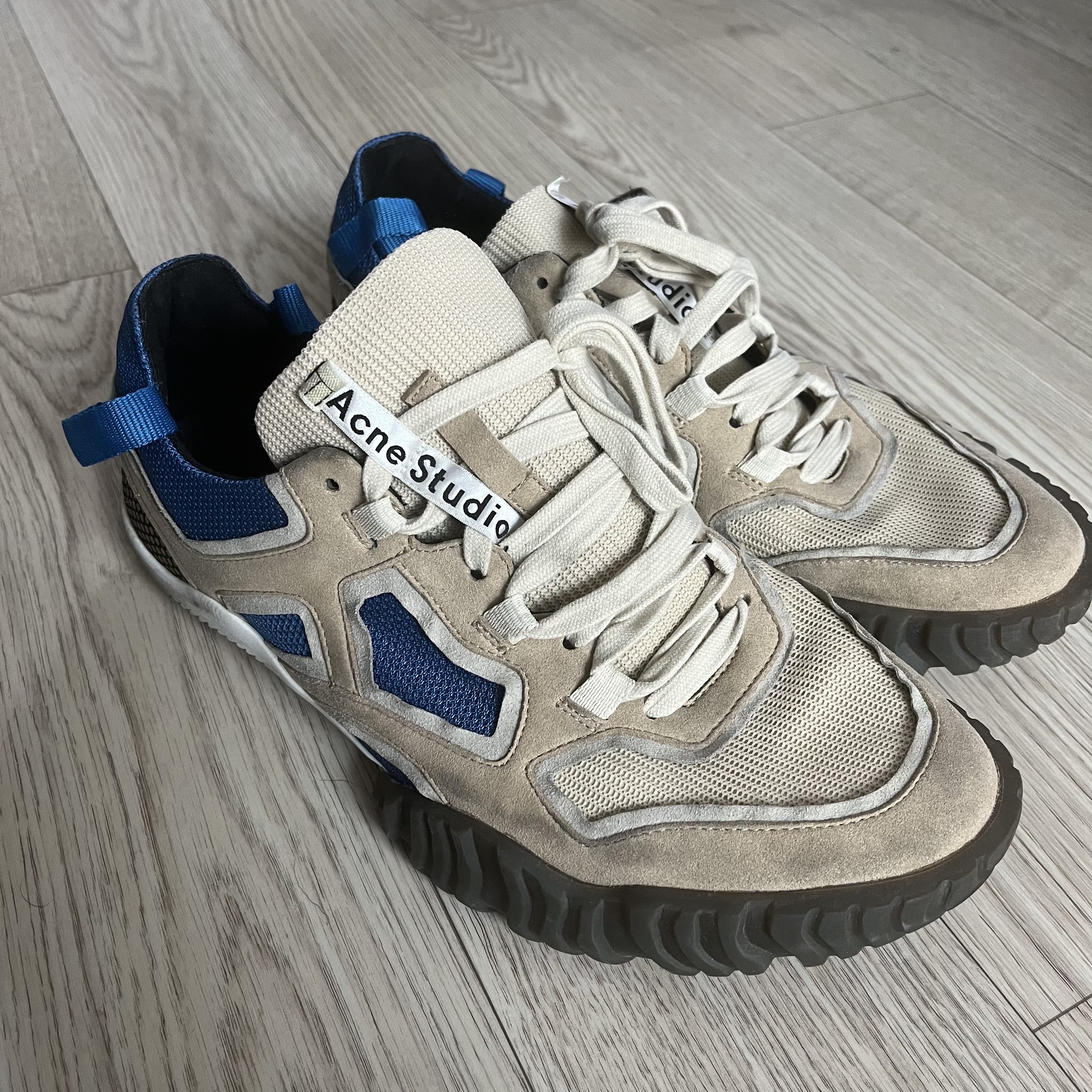 Acne Studios Berun Sneakers Grey Orange 착용 스타일