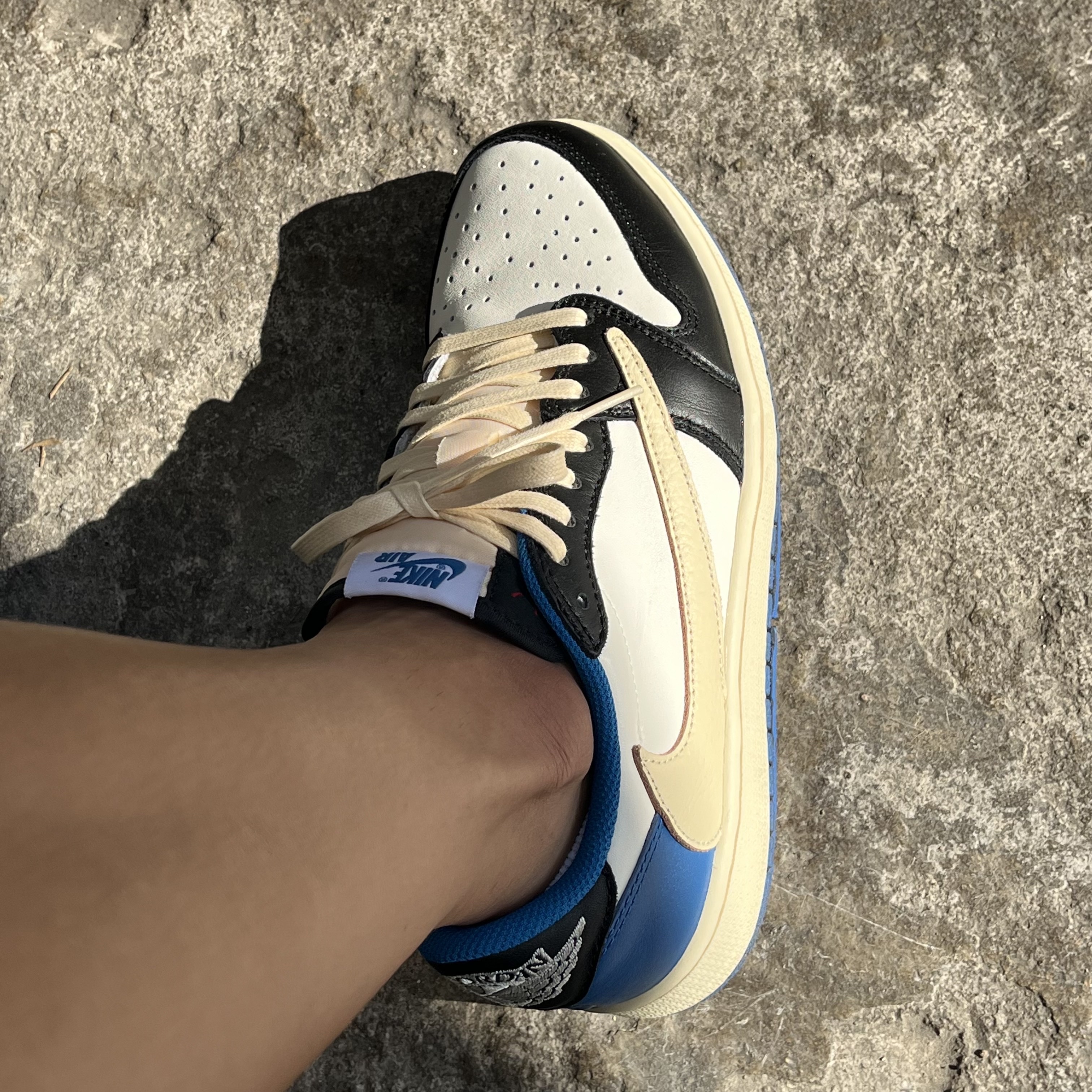 Jordan 1 x Travis Scott x Fragment Retro Low OG SP Military Blue 착용 스타일 - 3