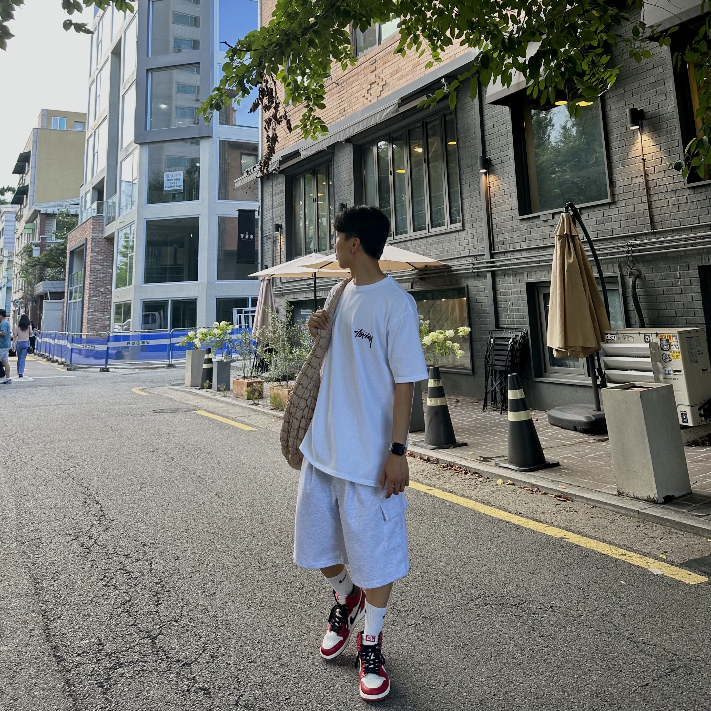 Jordan 1 Retro High OG Chicago 2022, Stussy Plush T-Shirt White 착용 스타일 - 1