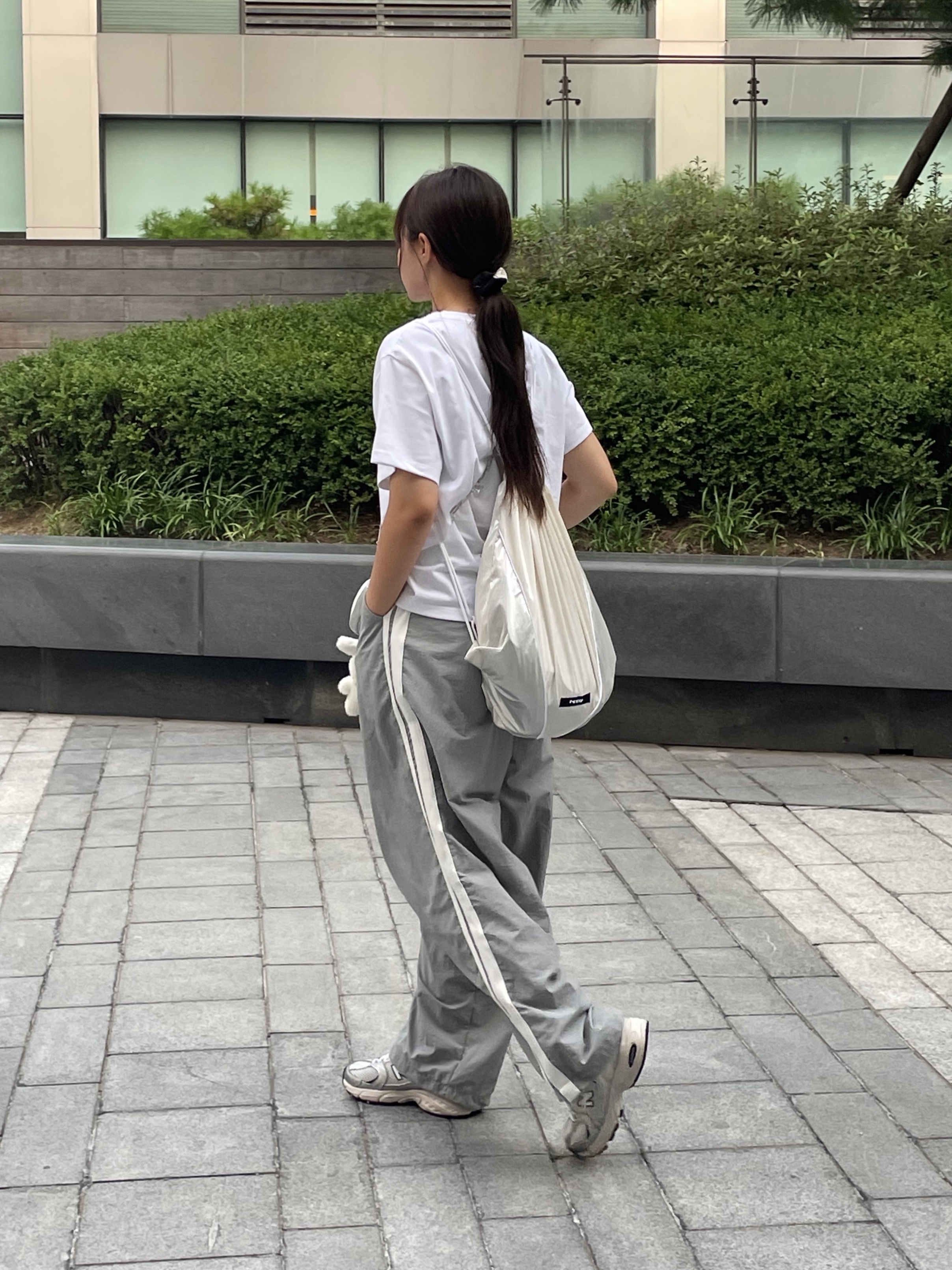 New Balance 530 Steel Grey 착용 스타일 - 2
