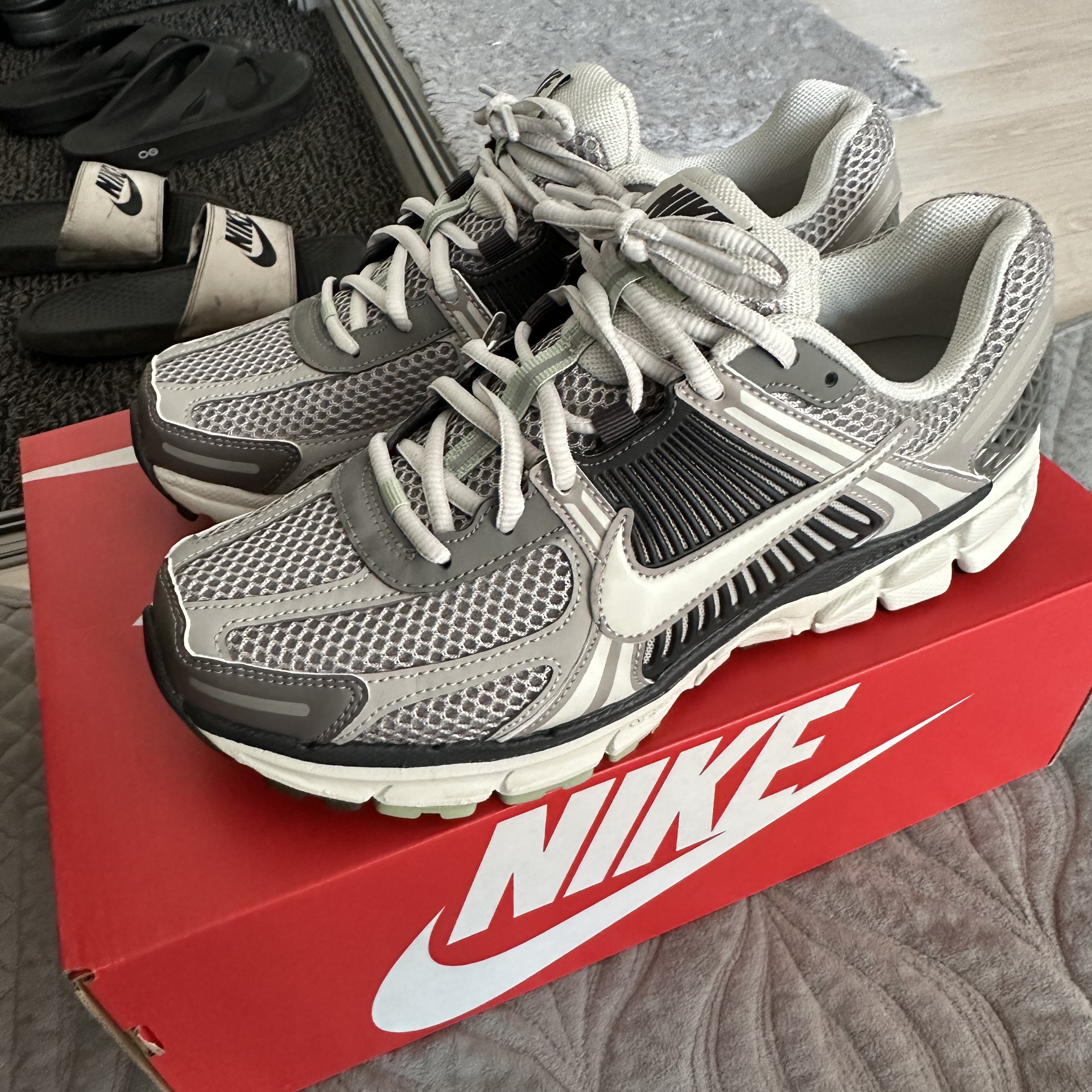 (W) Nike Zoom Vomero 5 Cobblestone and Flat Pewter 착용 스타일