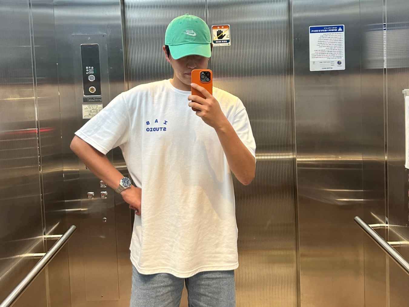 IAB Studio 10th Anniversary T-Shirt White, Nike Heritage 86 Futura Washed Cap Spring Green 착용 스타일