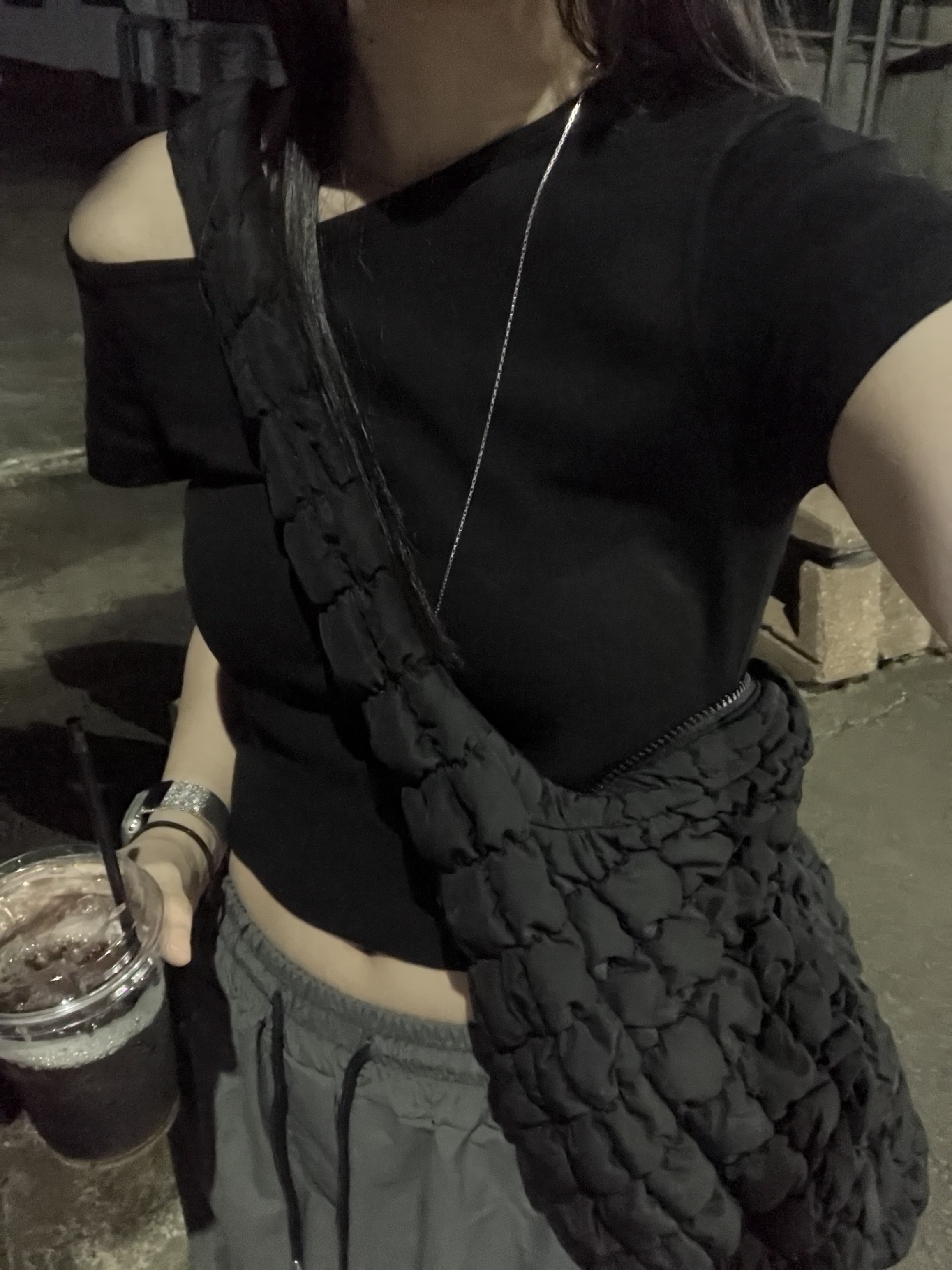 COS Quilted Oversized Shoulder Bag Black 착용 스타일
