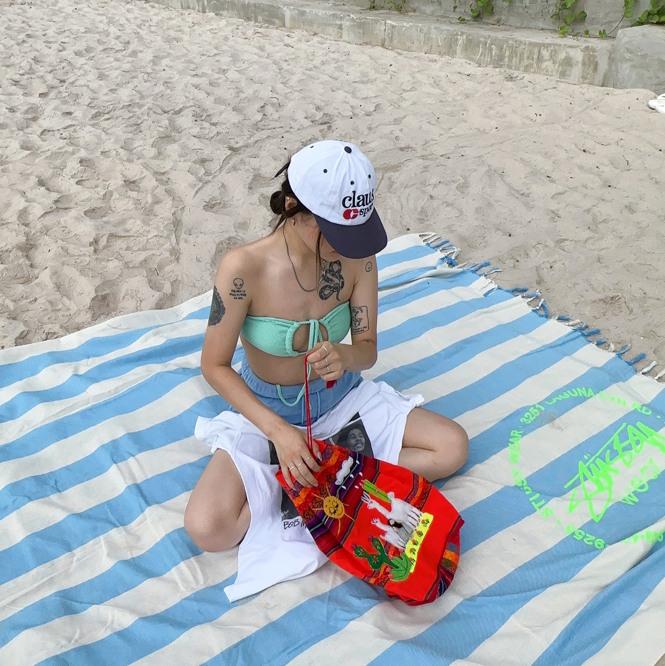 Stussy Surf Dot Beach Blanket Multi 착용 스타일 - 3