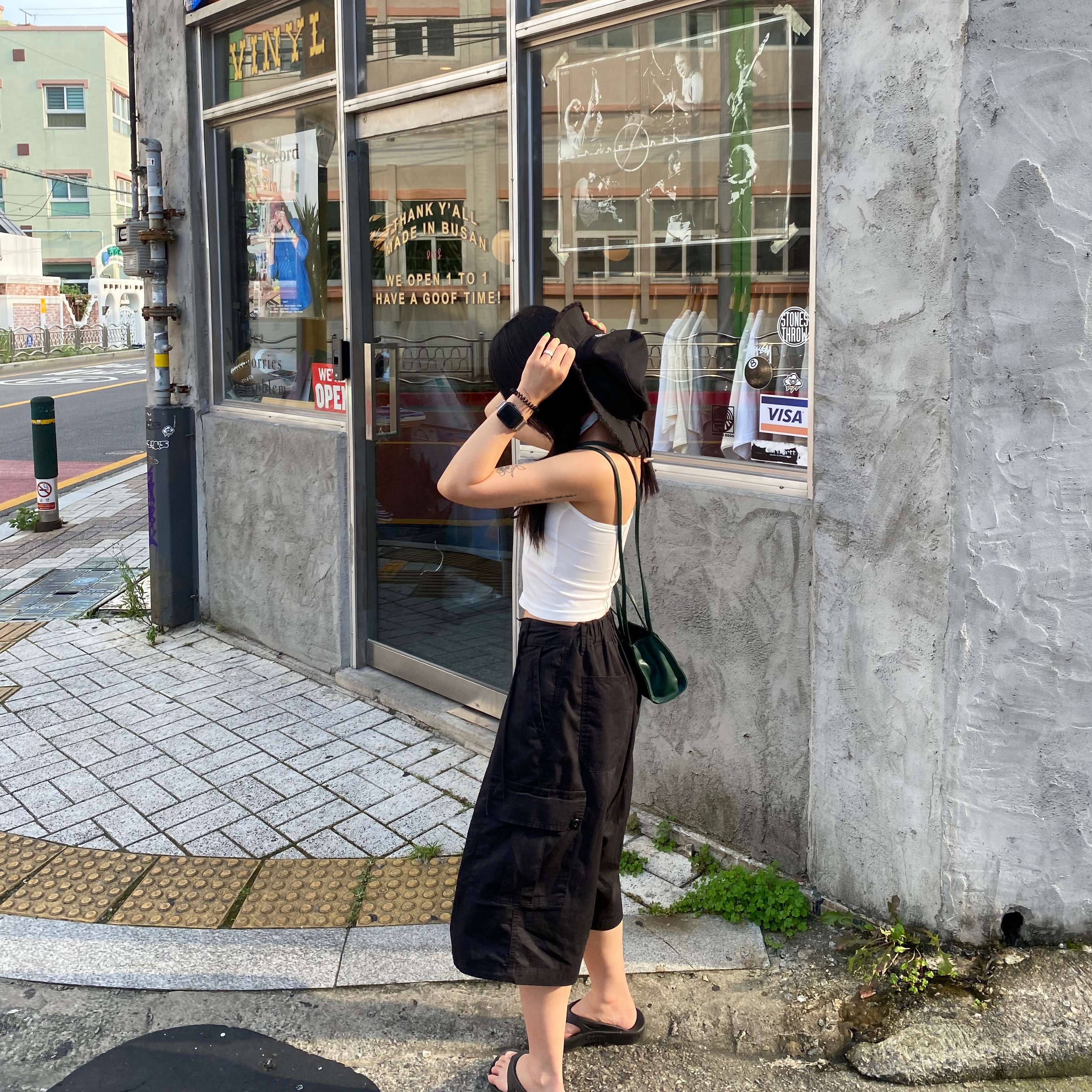 Jacquemus Le Bob Artichaut Bucket Hat Black, Telfar Small Shopping Bag Dark Olive 착용 스타일 - 3