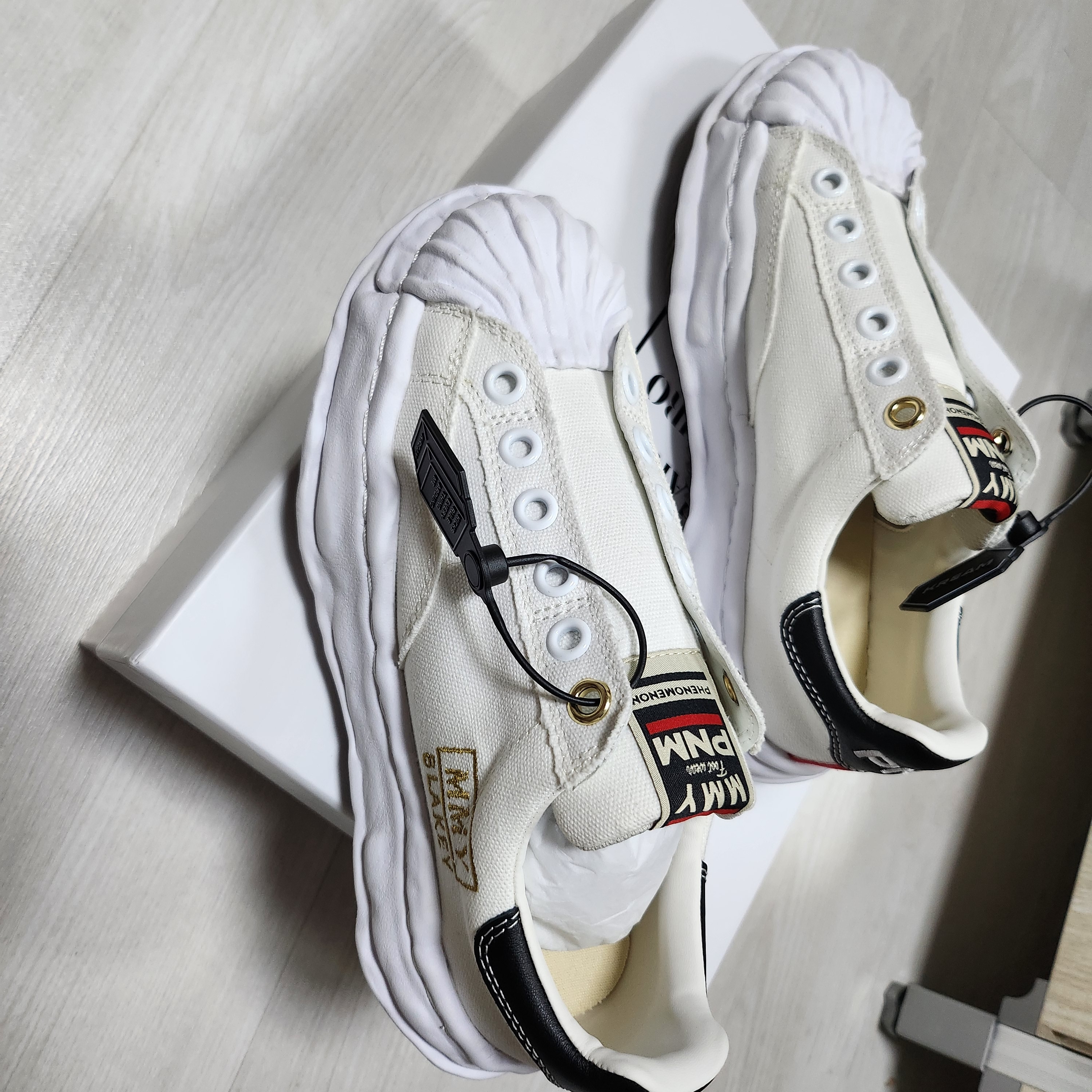 Maison Mihara Yasuhiro x Phenomenon Blakey OG Sole Canvas Low-top Sneakers White 착용 스타일