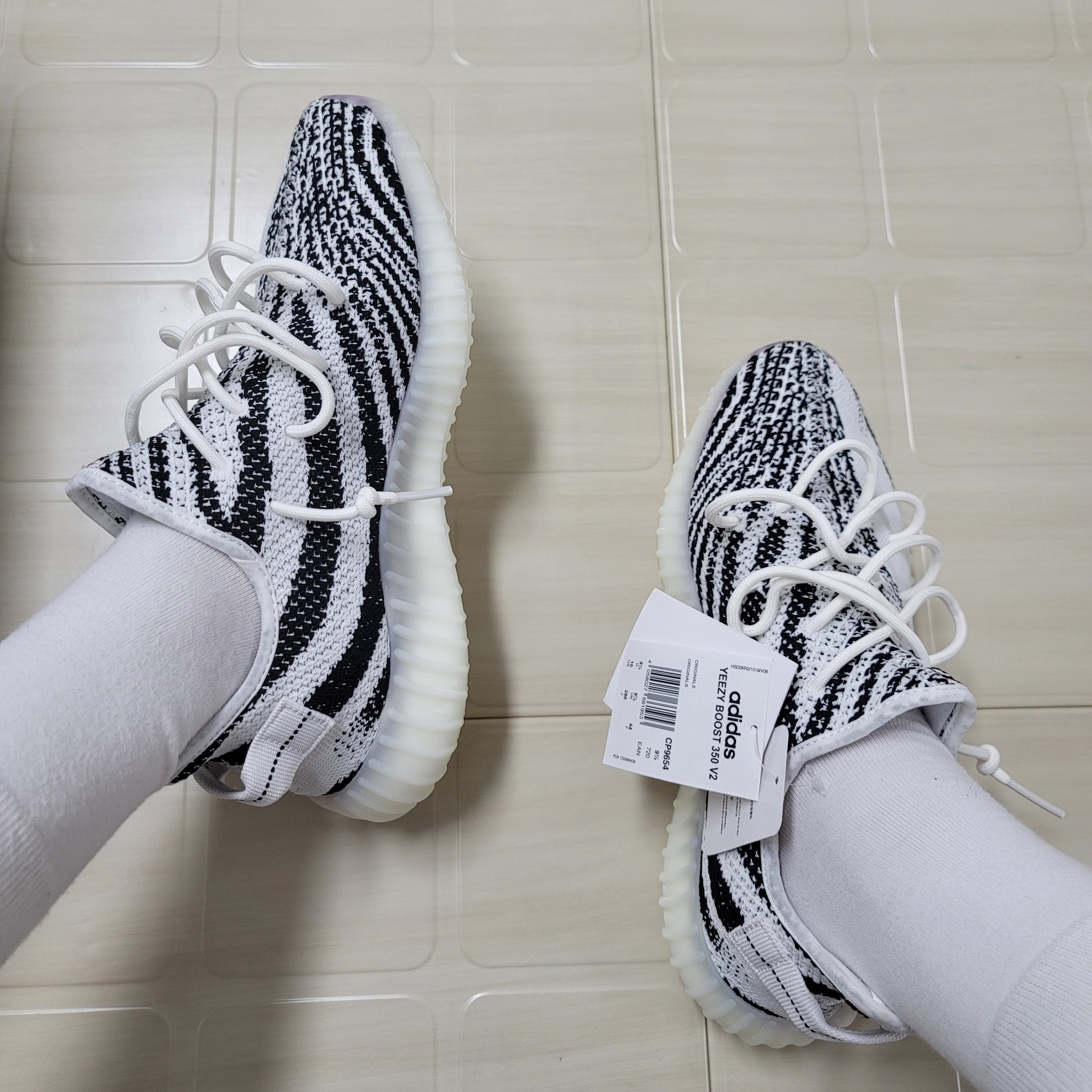 Adidas Yeezy Boost 350 V2 Zebra 2022/2023, Adidas Yeezy Boost 350 V2 Zebra 2017/2019/2020 착용 스타일 - 2