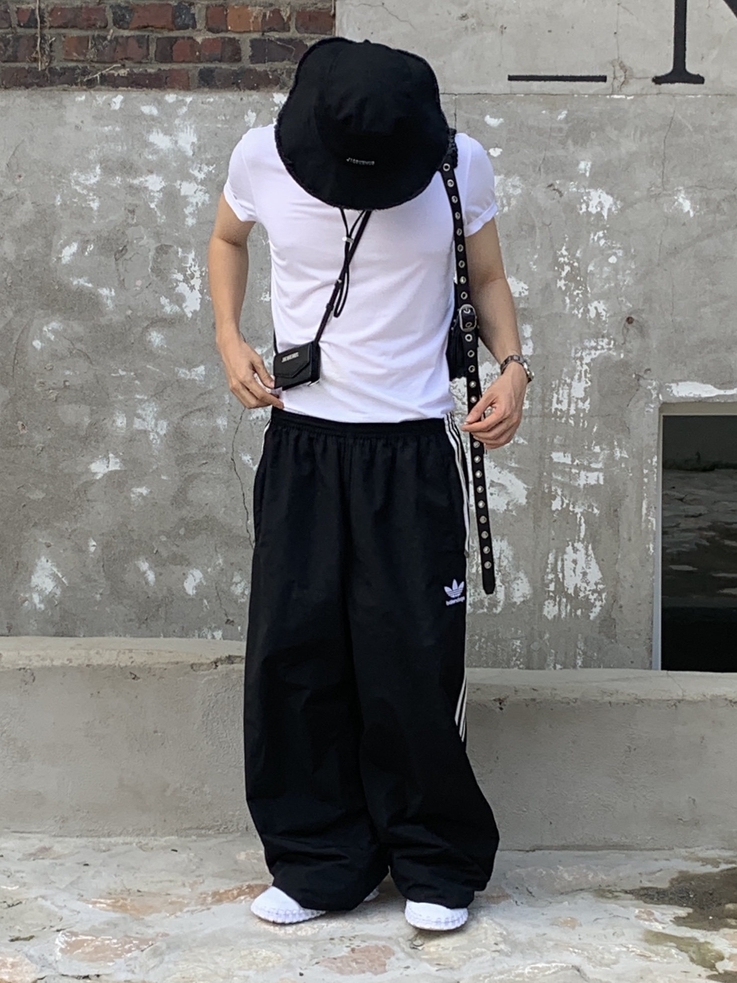 Jacquemus Le Bob Artichaut Bucket Hat Black, Balenciaga x Adidas Tracksuit Trousers Black ์ฐฉ์ฉ ์คํ์ผ - 2