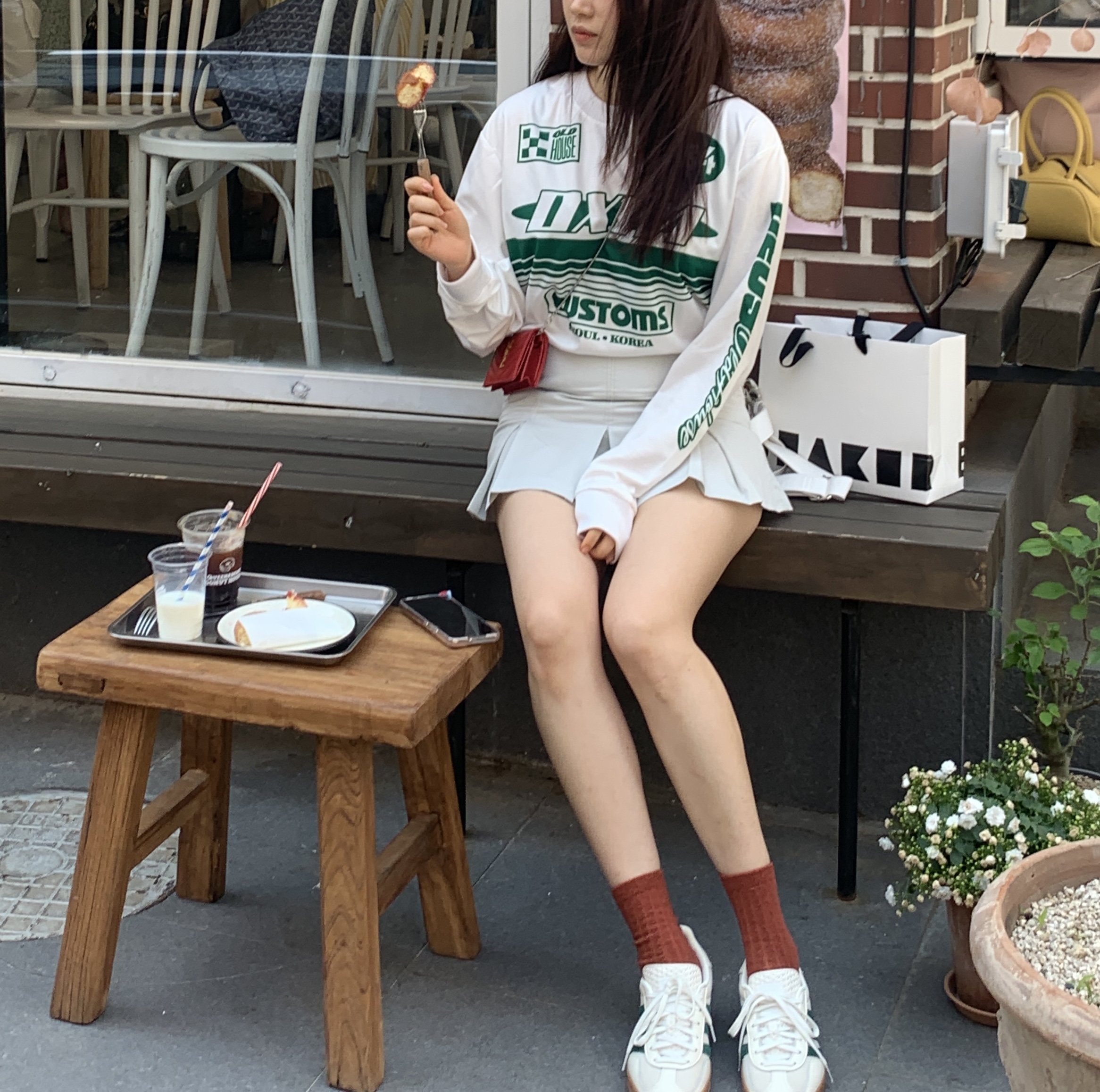 Adidas x Emmi Gazelle Indoor Off White Dark Green, Saint Laurent Cassandre Matelasse Origami Tiny Wallet in Grain de Poudre Embossed Leather Black 착용 스타일 - 1