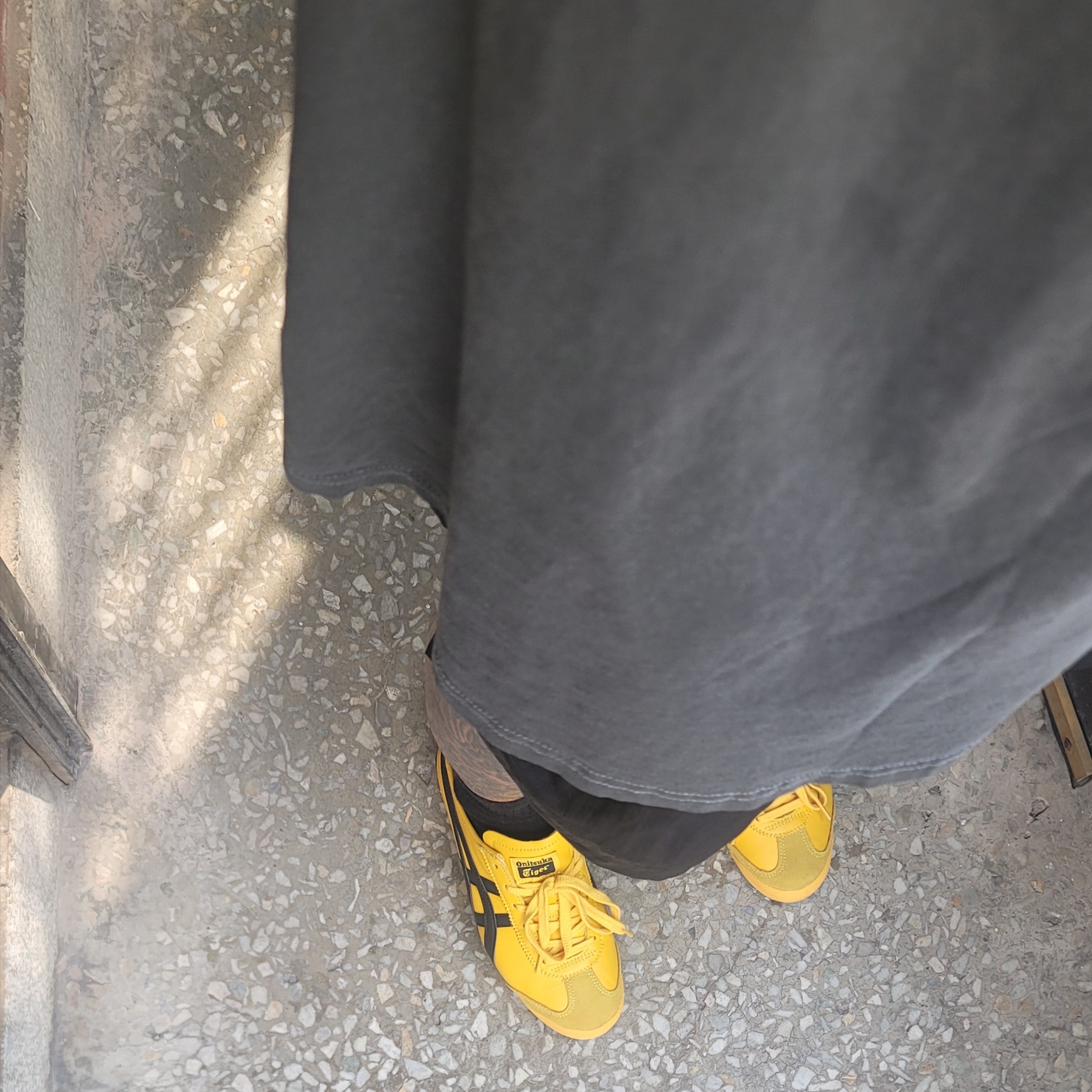Onitsuka Tiger Mexico 66 Yellow Black 착용 스타일 - 2