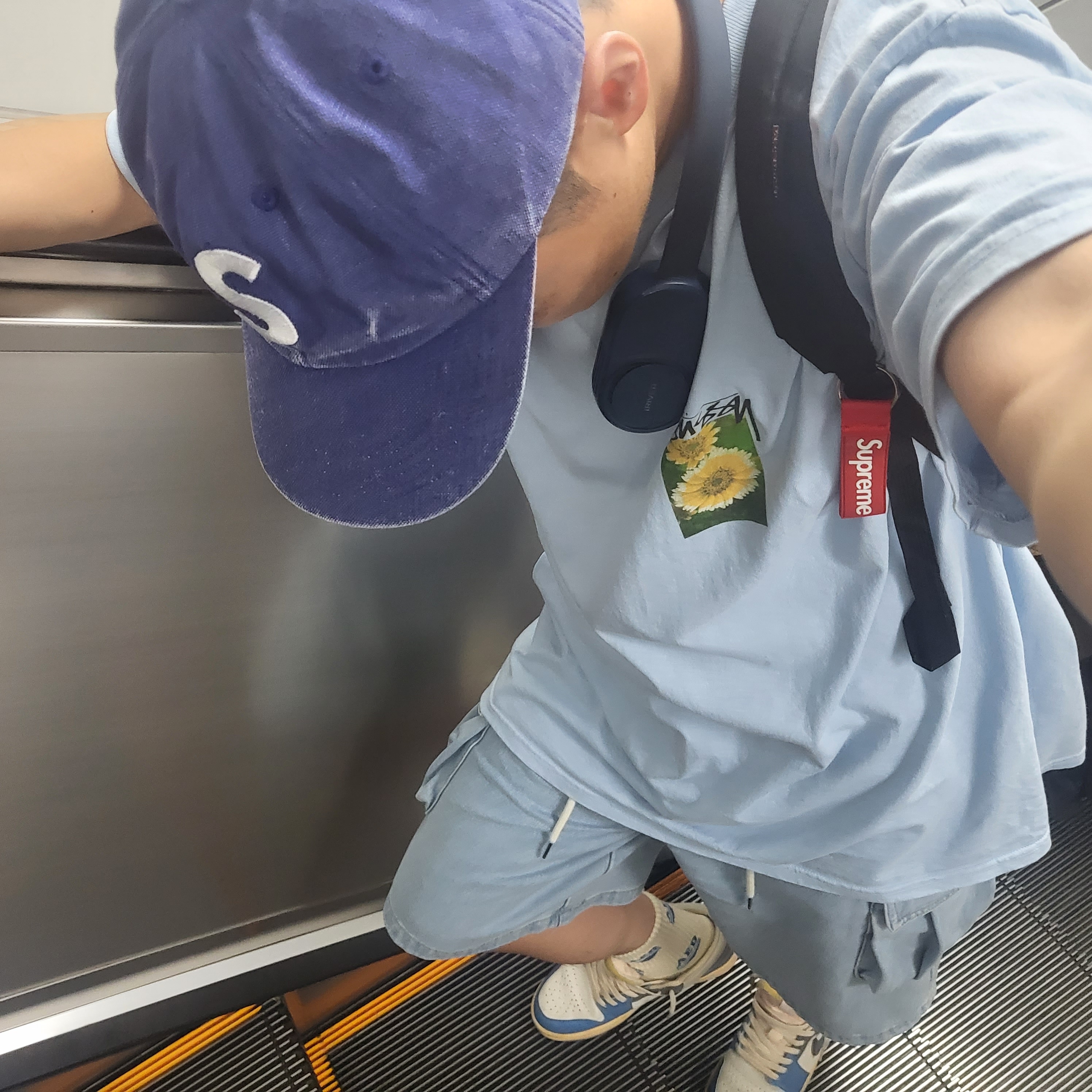Supreme Pigment Canvas S Logo 6-Panel Navy - 23SS, Supreme Webbing Keychain Red - 23SS 착용 스타일 - 2