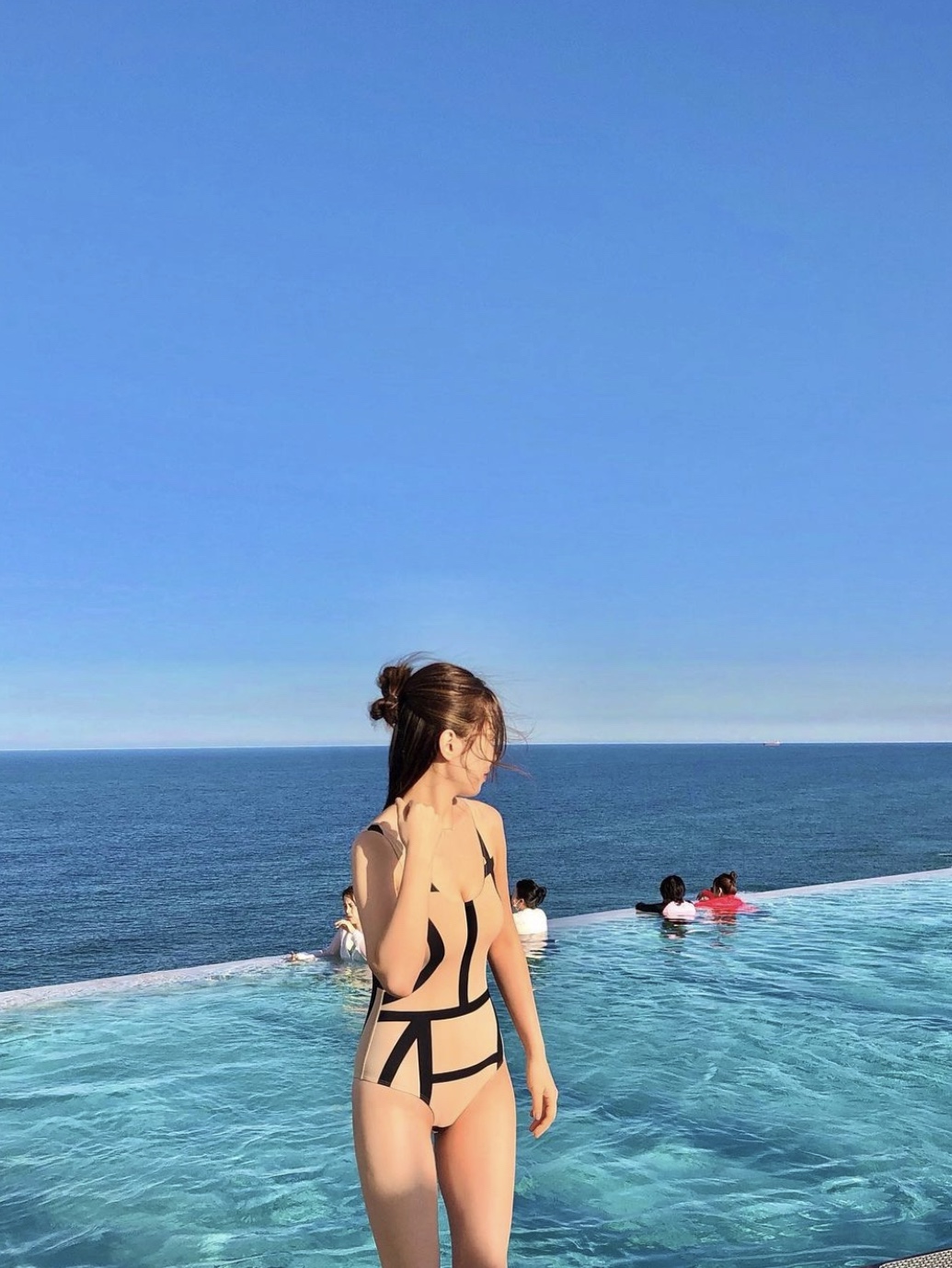 (W) Toteme Monogram Swimsuit Beige, (W) Toteme Monogram Swimsuit Black 착용 스타일