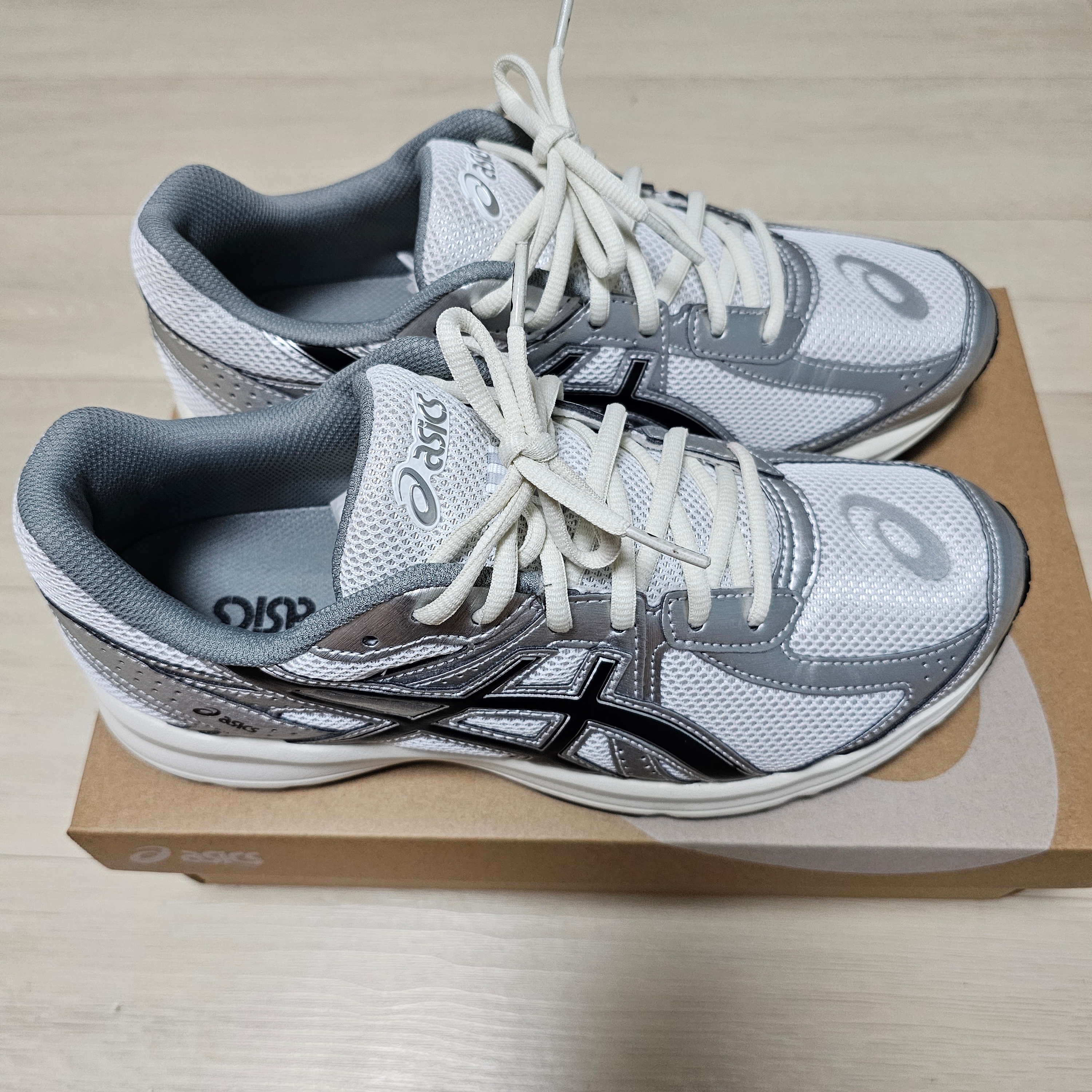Asics Jog 100 S White Black - 2E Wide 착용 스타일 - 3