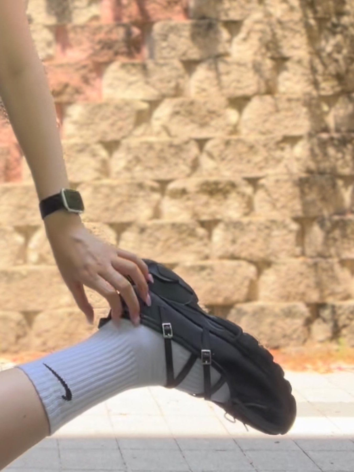 COS Quilted Oversized Shoulder Bag Black, Jacquemus Le Bob Artichaut Bucket Hat Black 착용 스타일 - 4