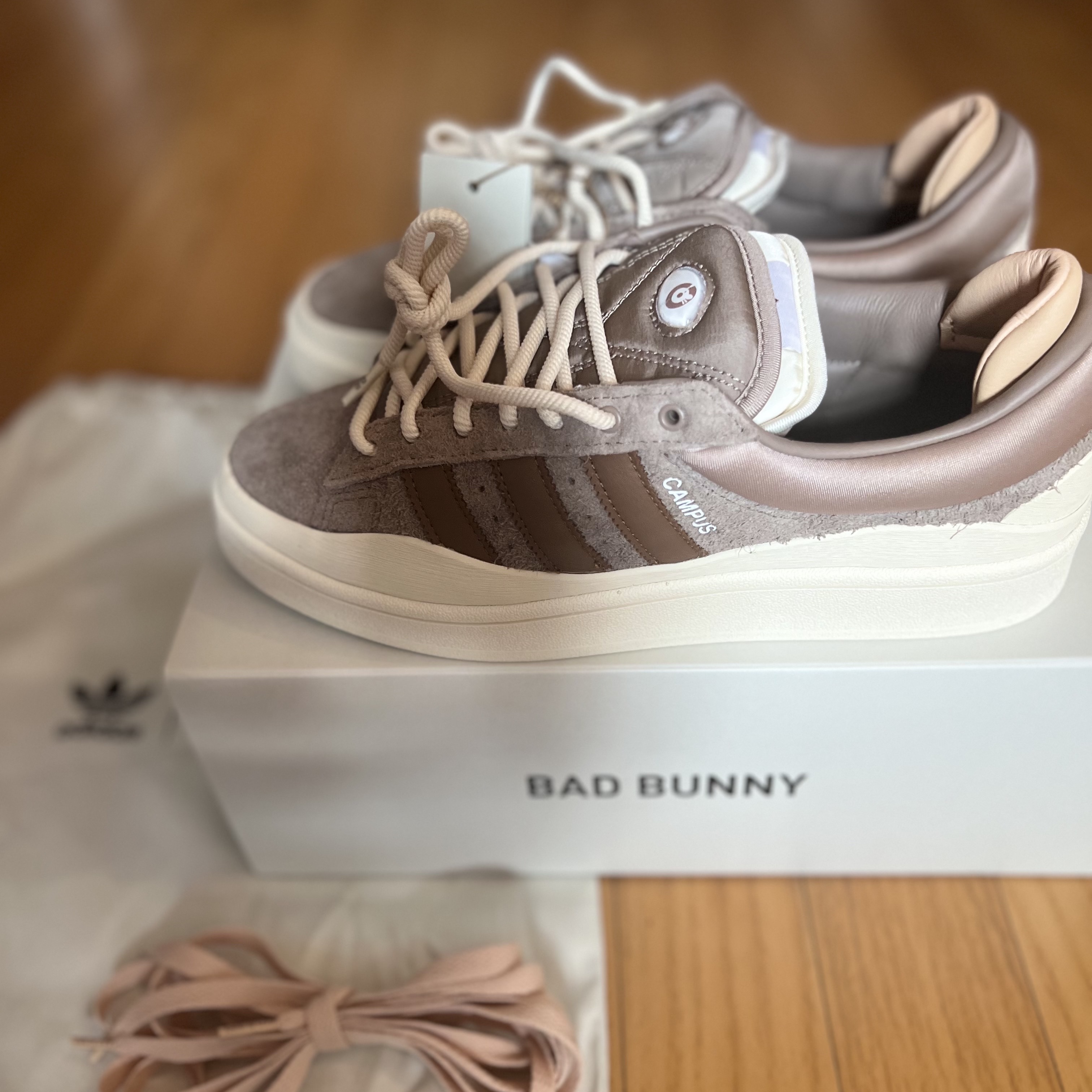 Adidas x Bad Bunny Campus Supplier Color White 착용 스타일 - 2