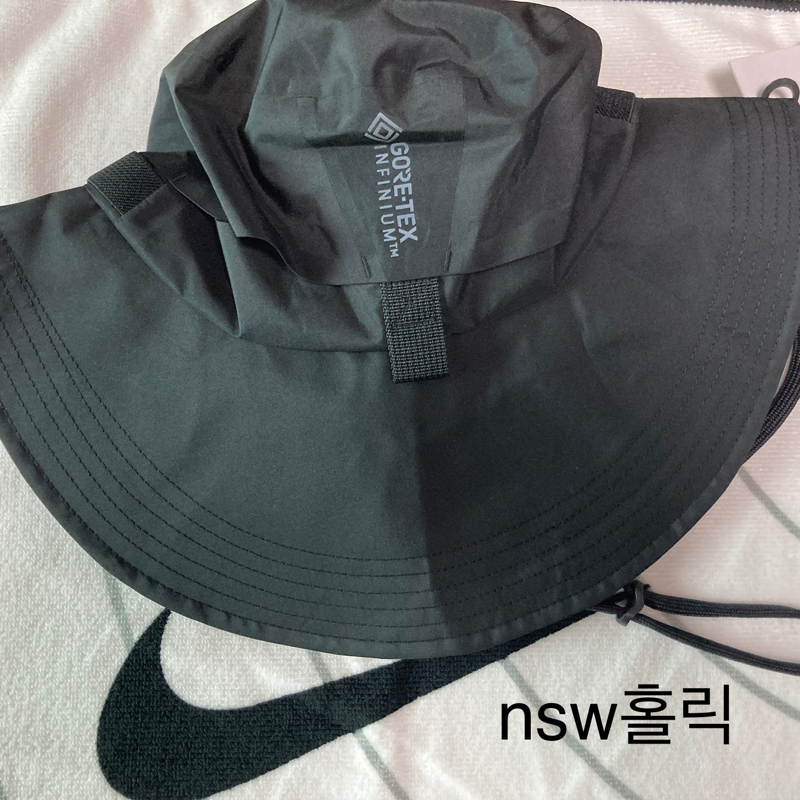 Nike ACG Apex Bucket Hat Black 착용 스타일 - 3