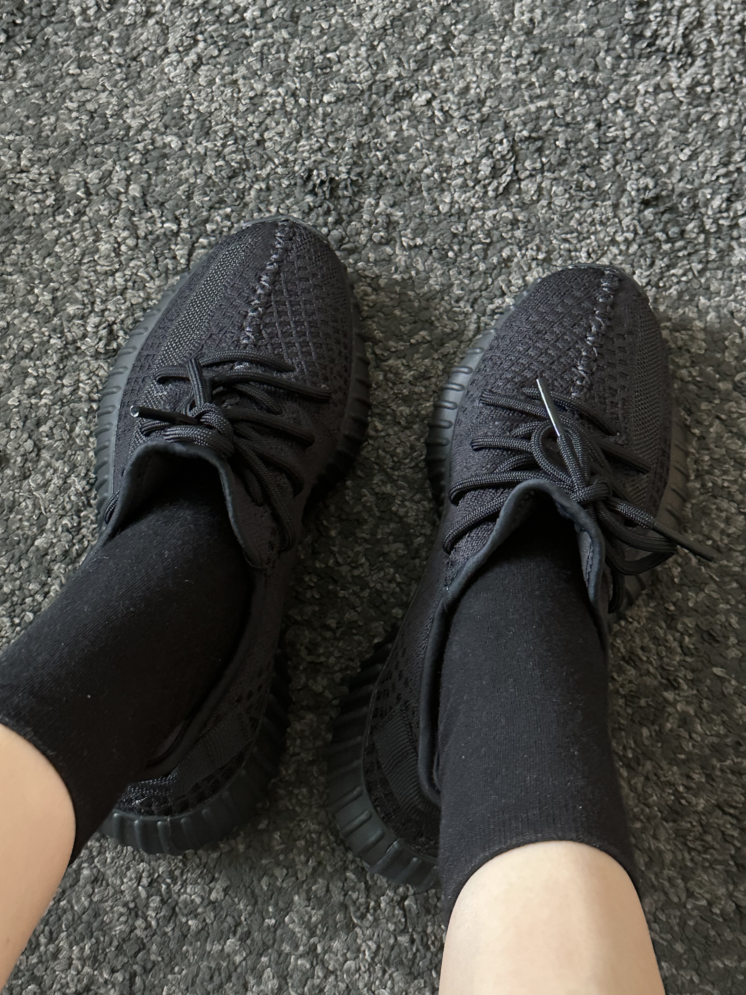 Stussy Diced Out T-Shirt Black, Adidas Yeezy Boost 350 V2 Onyx 착용 스타일 - 4