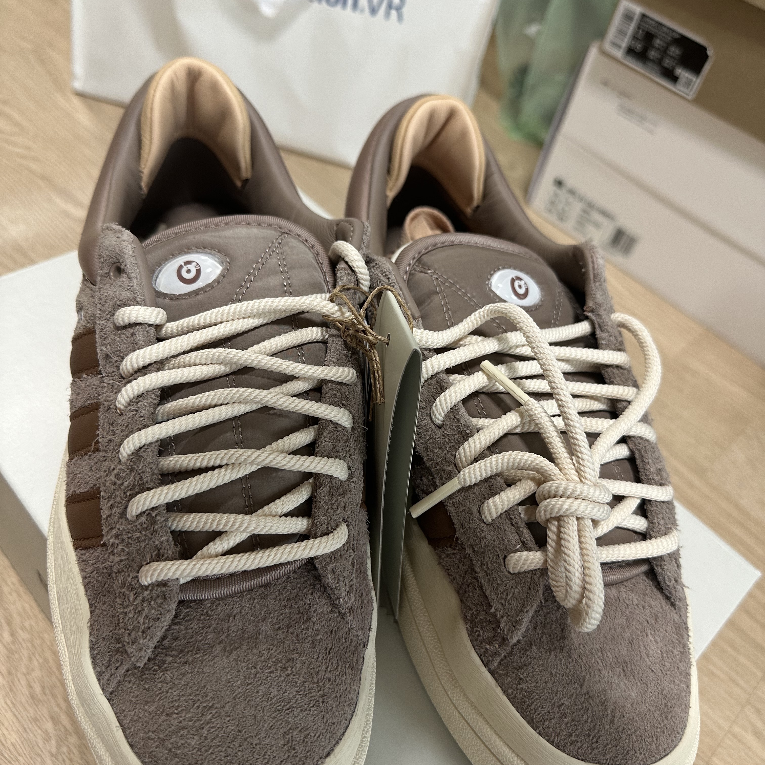 Adidas x Bad Bunny Campus Supplier Color White 착용 스타일 - 1