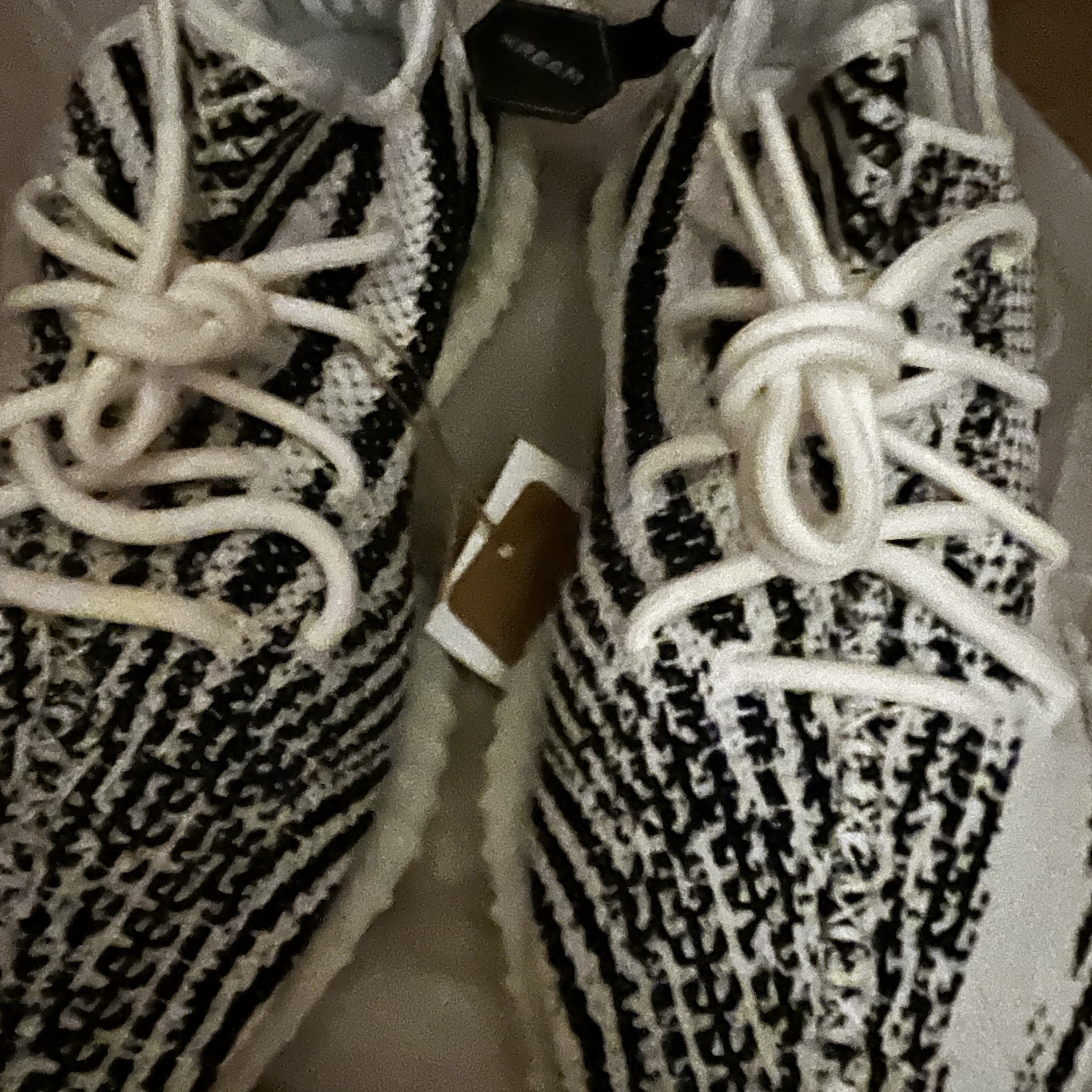 Adidas Yeezy Boost 350 V2 Zebra 2022/2023 착용 스타일