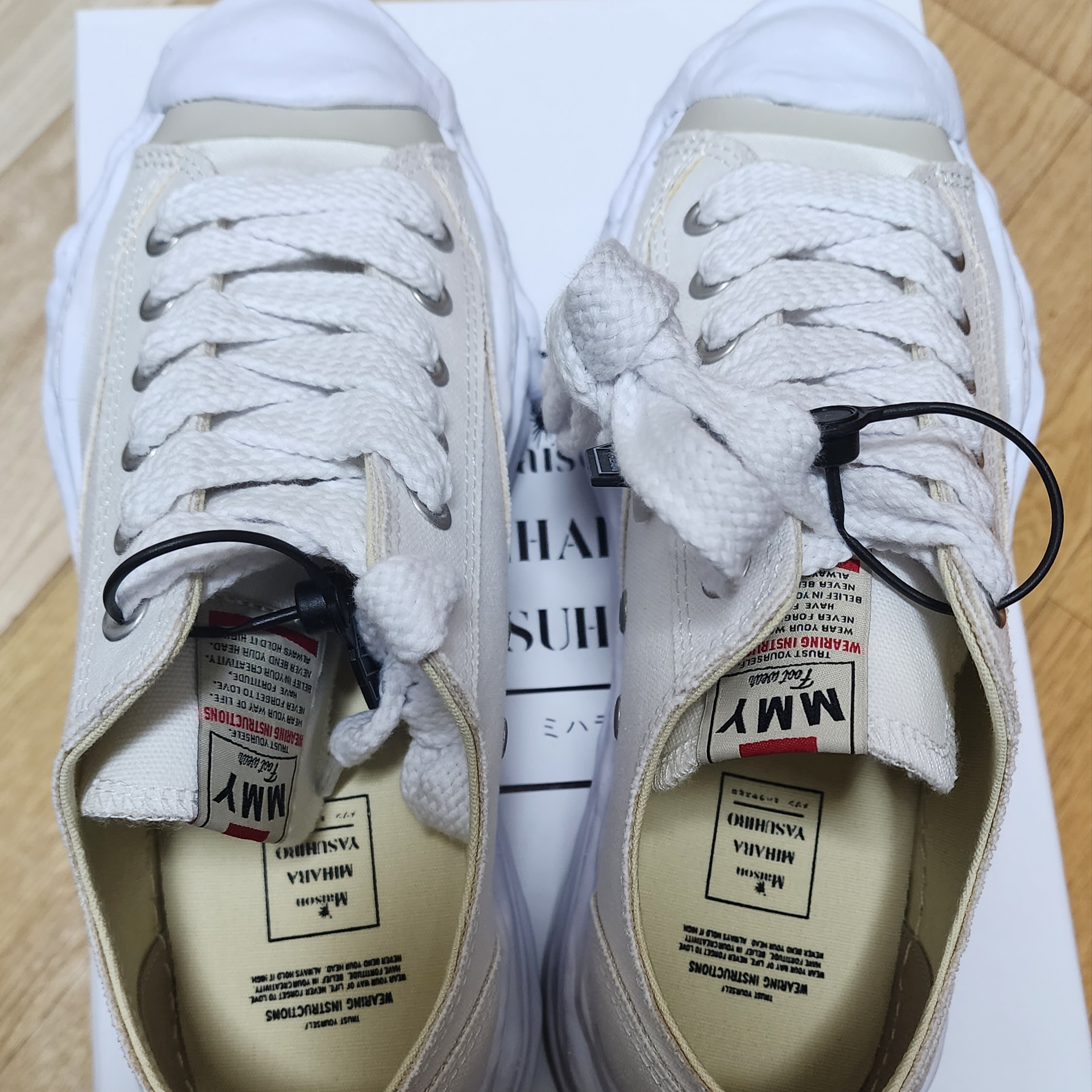 Maison Mihara Yasuhiro Hank OG Sole Canvas Low-top Sneakers White 착용 스타일 - 1