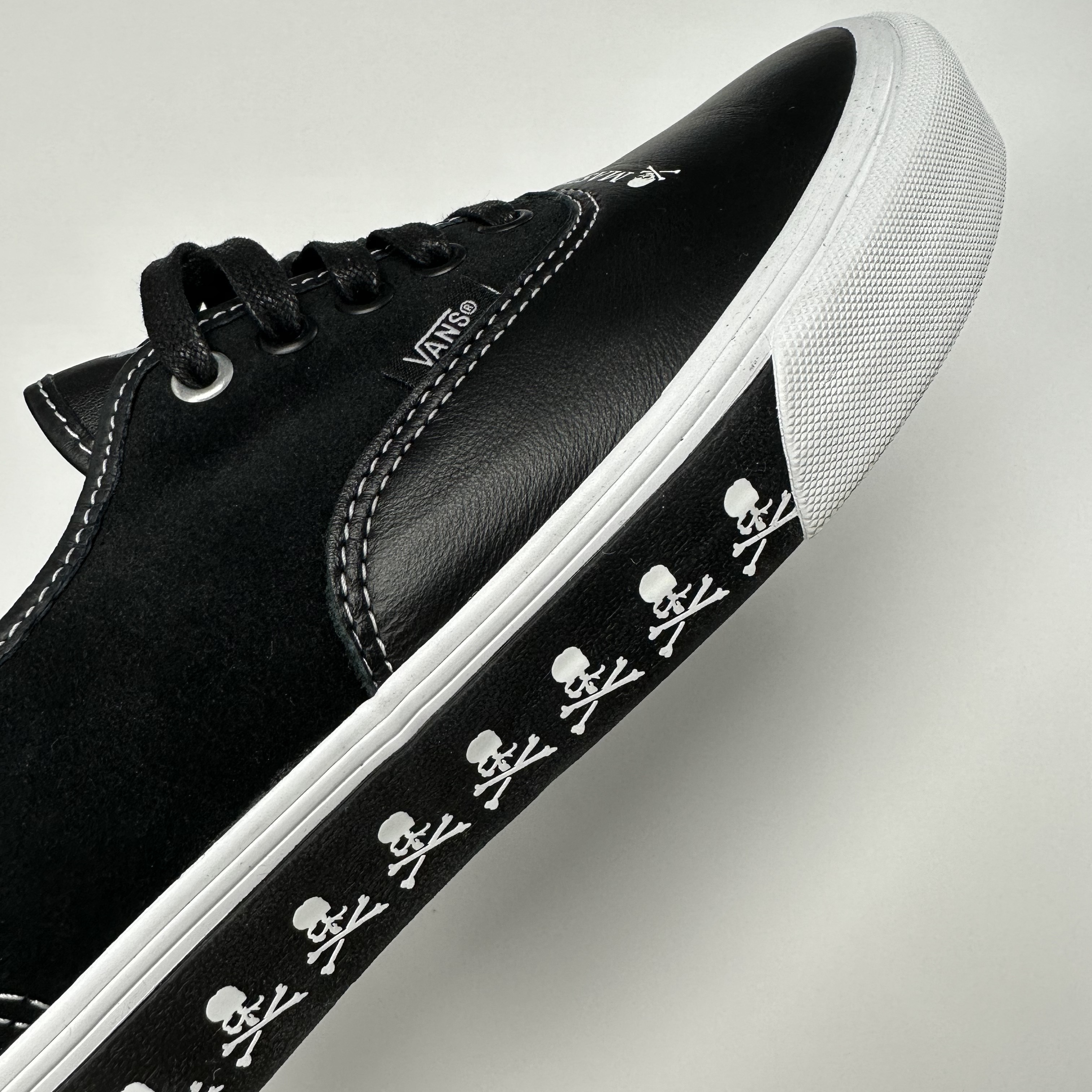 Vans Vault x Mastermind World Authentic LX Black 착용 스타일 - 2