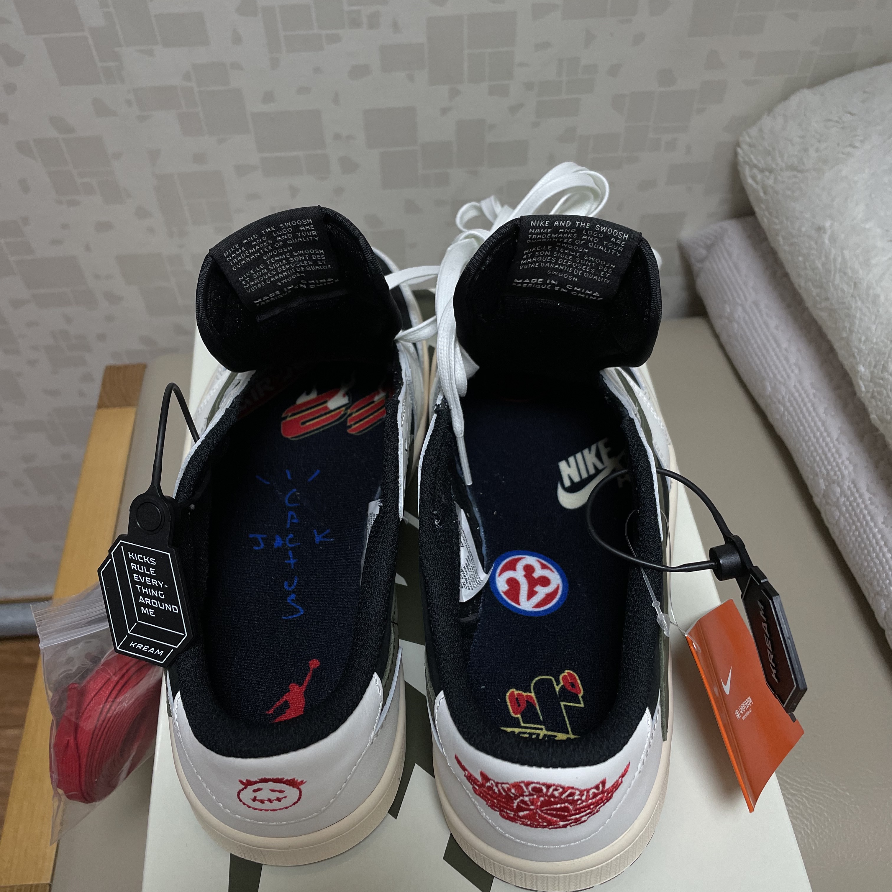 (W) Jordan 1 x Travis Scott Retro Low OG SP Medium Olive 착용 스타일 - 1