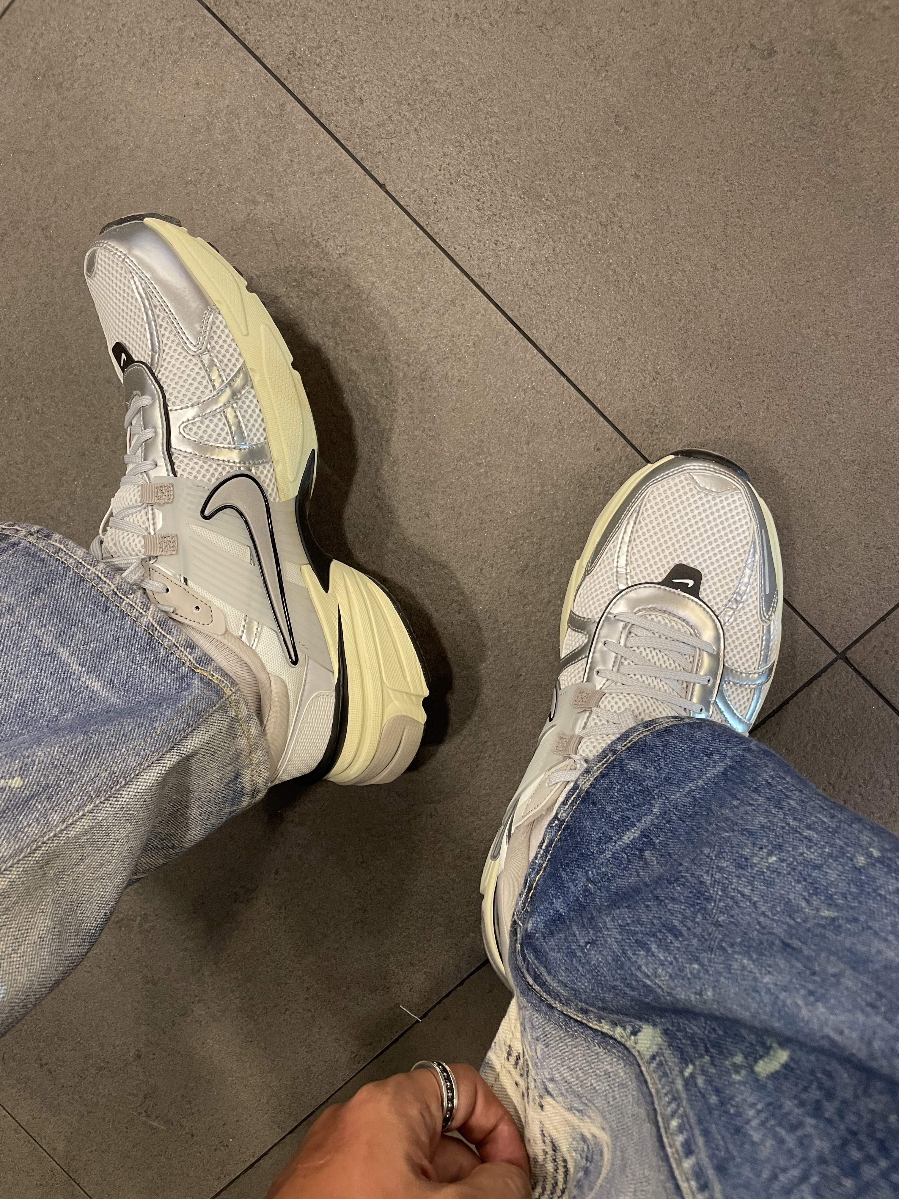 Nike V2K Run Summit White Metallic Silver, Our Legacy Third Cut Digital Denim Print 착용 스타일 - 2