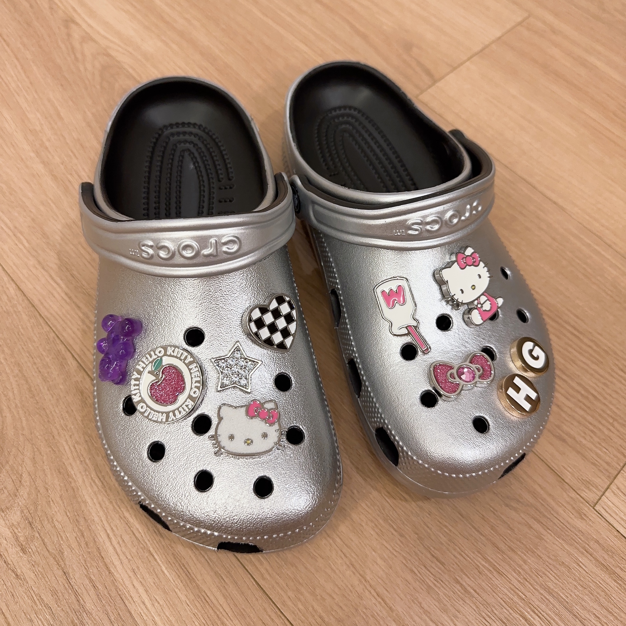 Crocs Classic Metallic Clog Silver 착용 스타일 - 1
