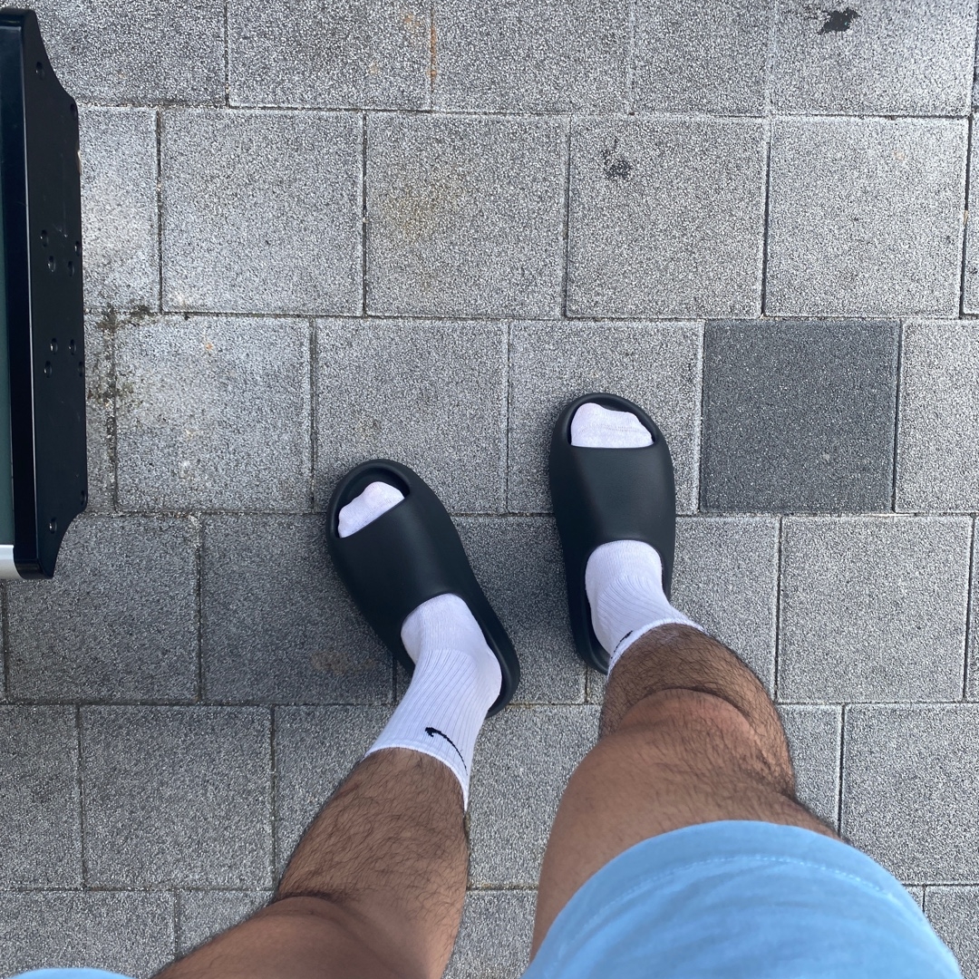 Adidas Yeezy Slide Onyx 착용 스타일