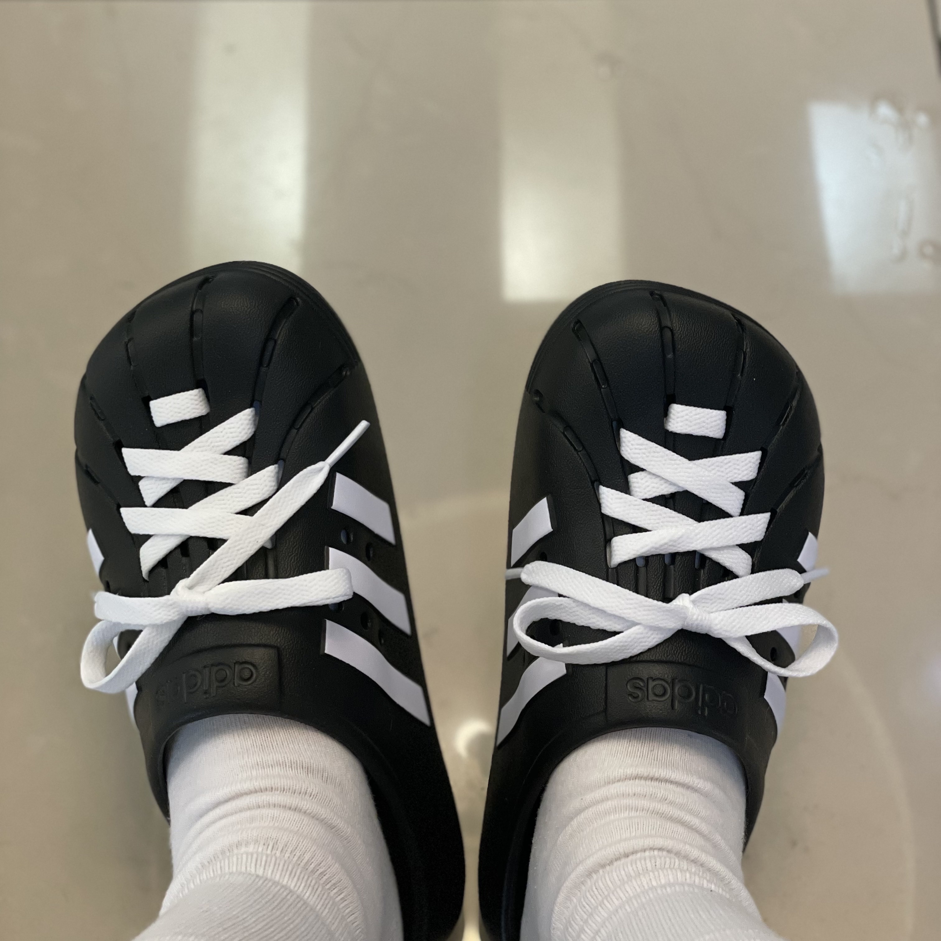 Adidas Adilette Clog Black White 착용 스타일