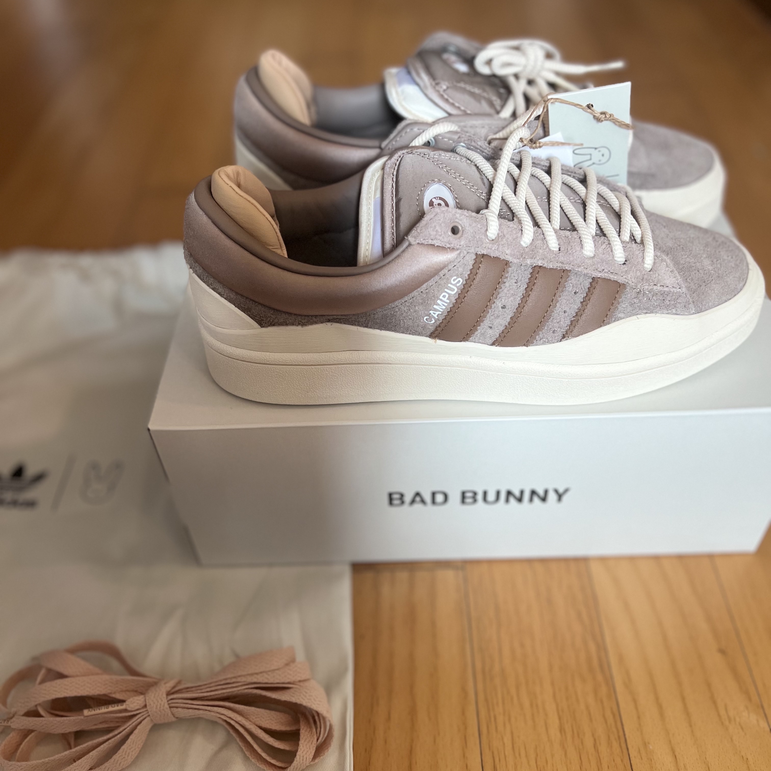 Adidas x Bad Bunny Campus Supplier Color White 착용 스타일 - 1