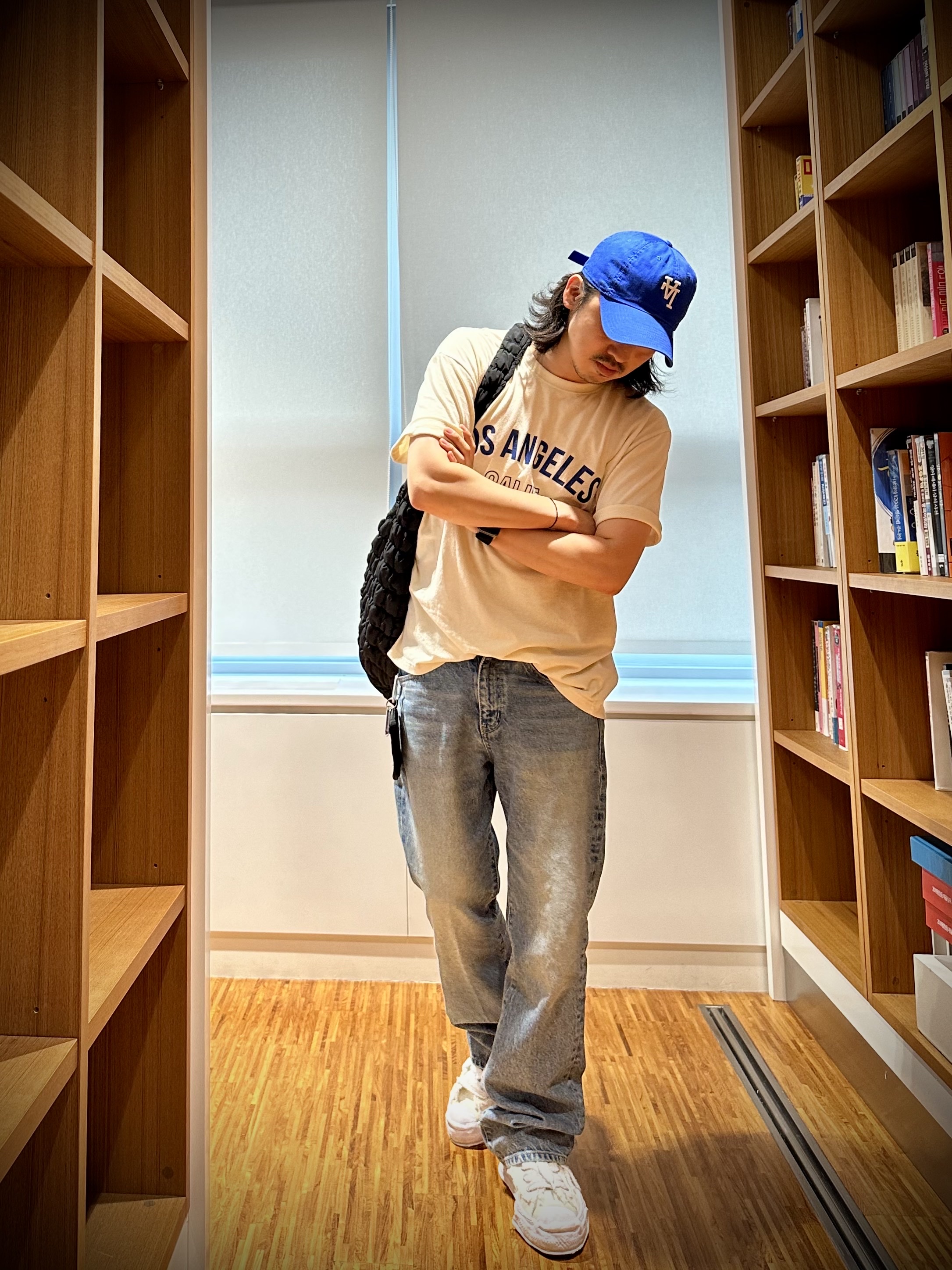 Maison Mihara Yasuhiro Hank OG Sole Chenille Low-top Sneakers White, COS Quilted Oversized Shoulder Bag Black 착용 스타일 - 2