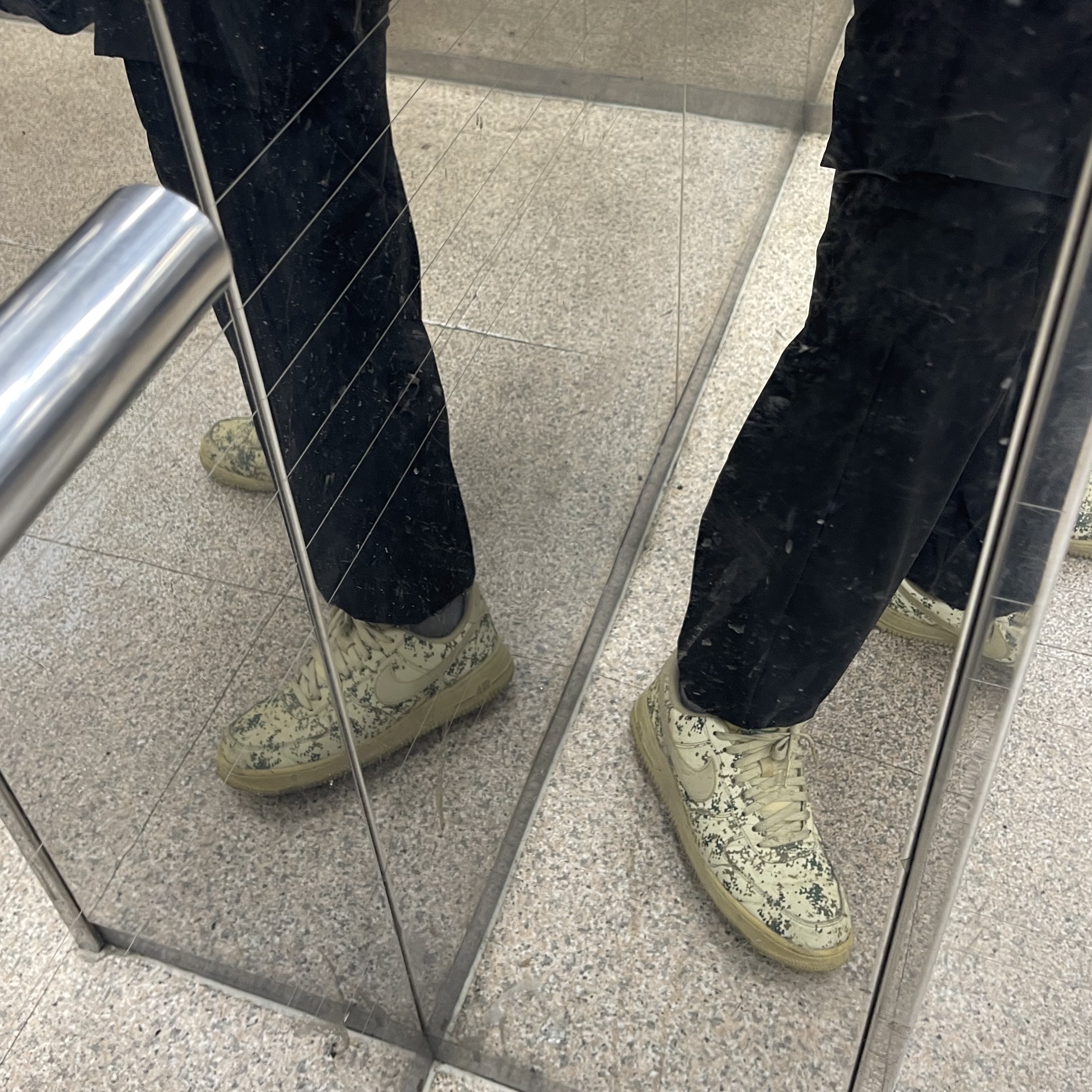 Nike Air Force 1 '07 LV8 Country Camo Team Gold 착용 스타일