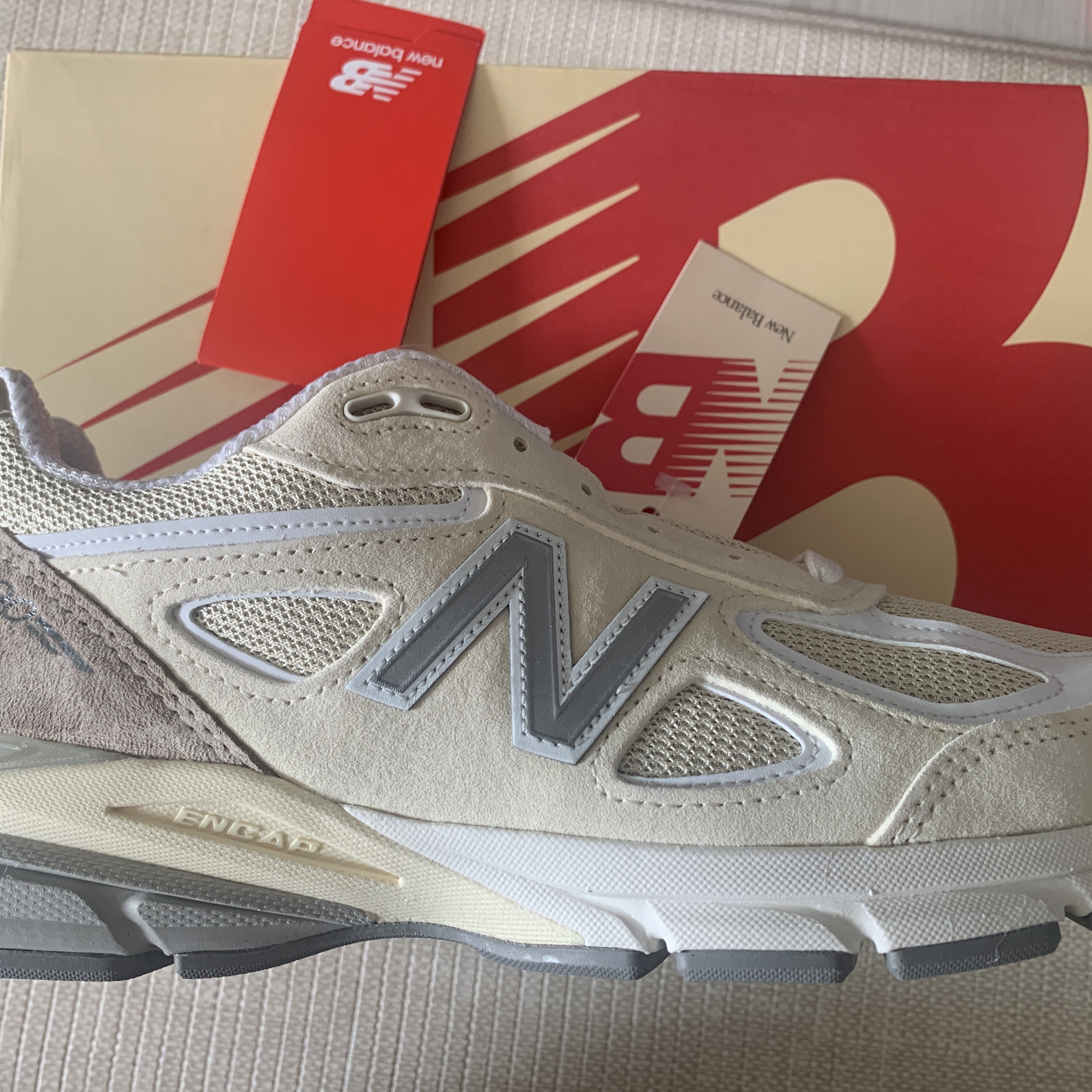 New Balance 990v4 Made in USA Cream White 착용 스타일 - 2