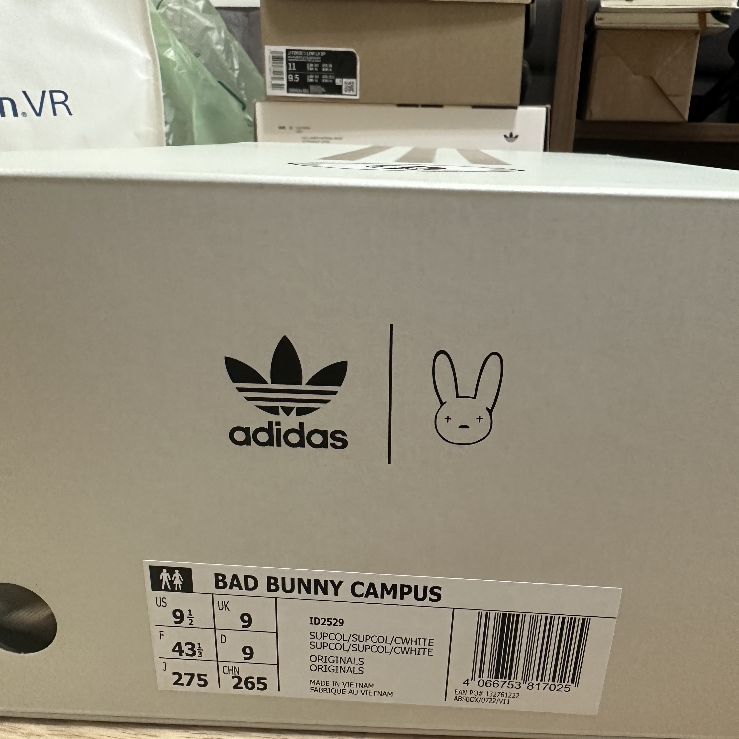 Adidas x Bad Bunny Campus Supplier Color White 착용 스타일 - 4