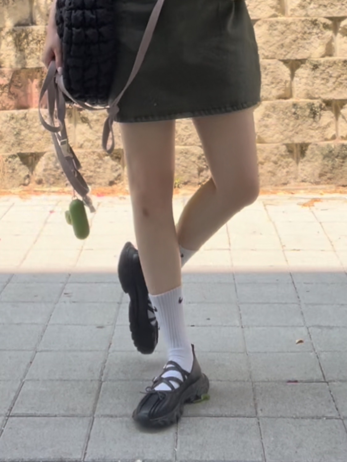 COS Quilted Oversized Shoulder Bag Black, Jacquemus Le Bob Artichaut Bucket Hat Black 착용 스타일 - 3