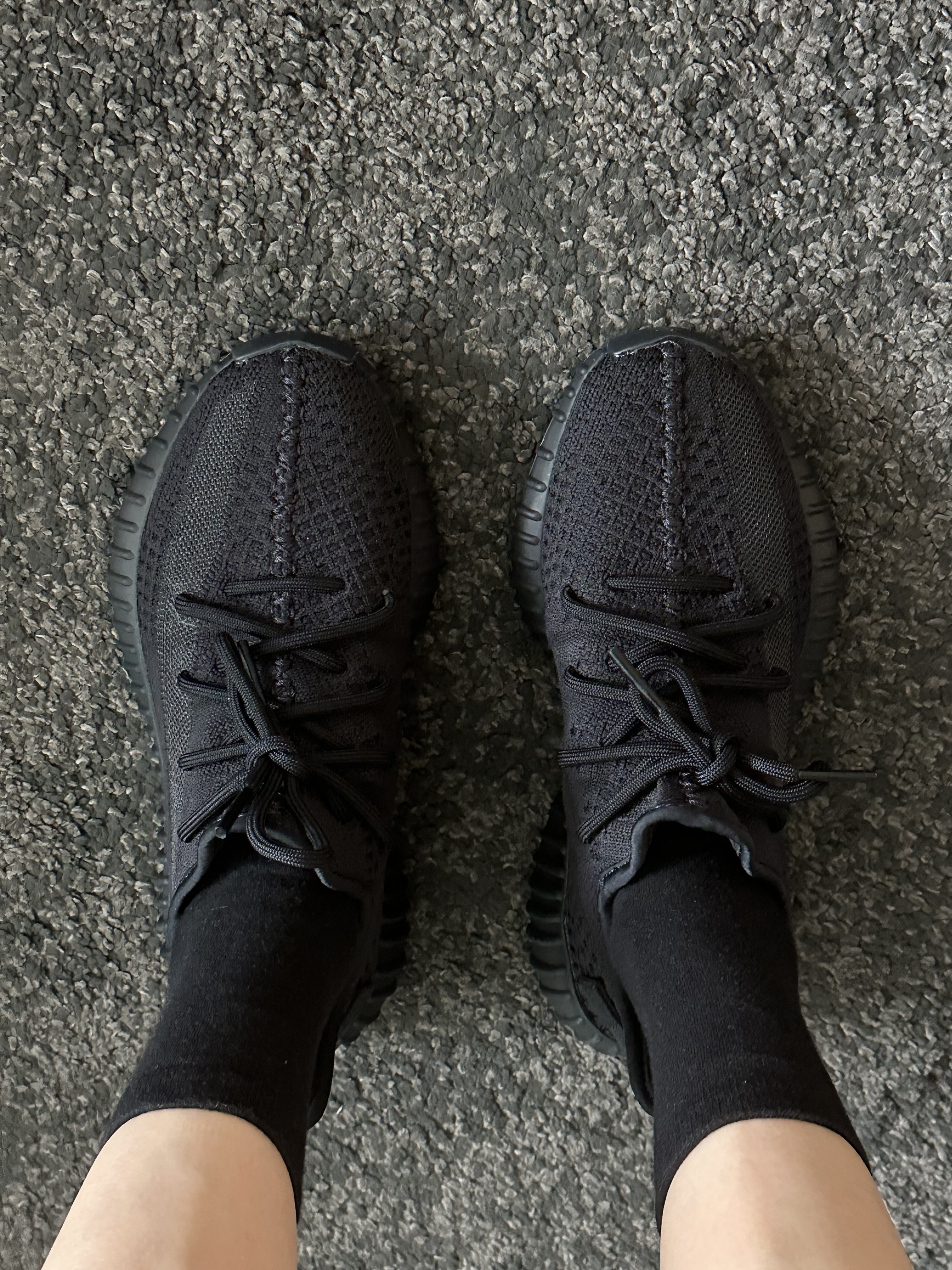 Stussy Diced Out T-Shirt Black, Adidas Yeezy Boost 350 V2 Onyx 착용 스타일 - 3
