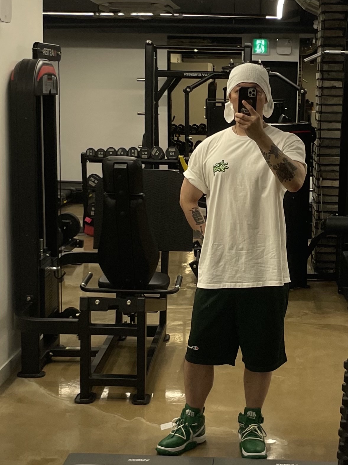 Stussy Checker Stock T-Shirt White, Nike x Off-White Air Force 1 Mid SP Leather Pine Green 착용 스타일 - 1