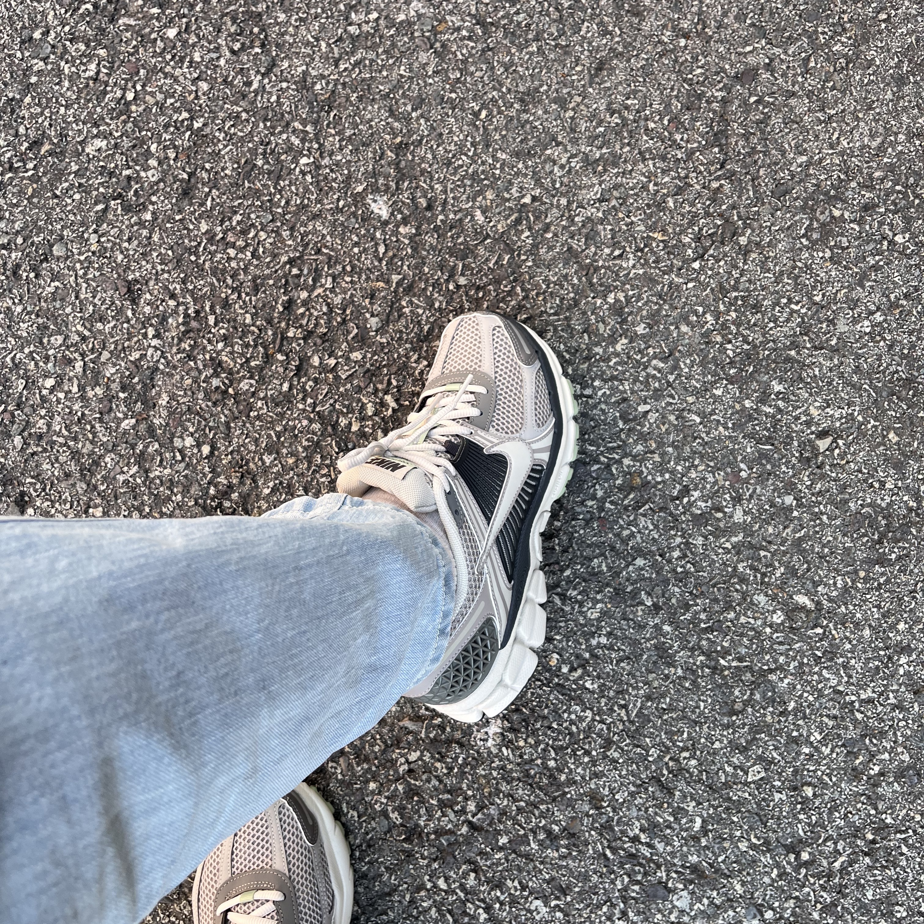 (W) Nike Zoom Vomero 5 Cobblestone and Flat Pewter 착용 스타일