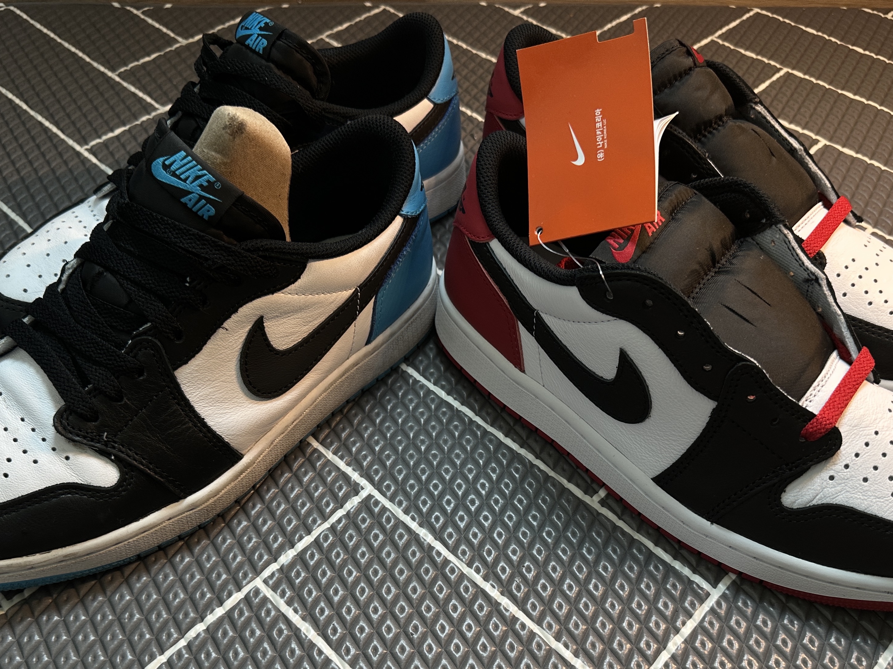 Jordan 1 Retro Low OG Black Toe, Jordan 1 Retro Low OG Black and Dark Powder Blue 착용 스타일