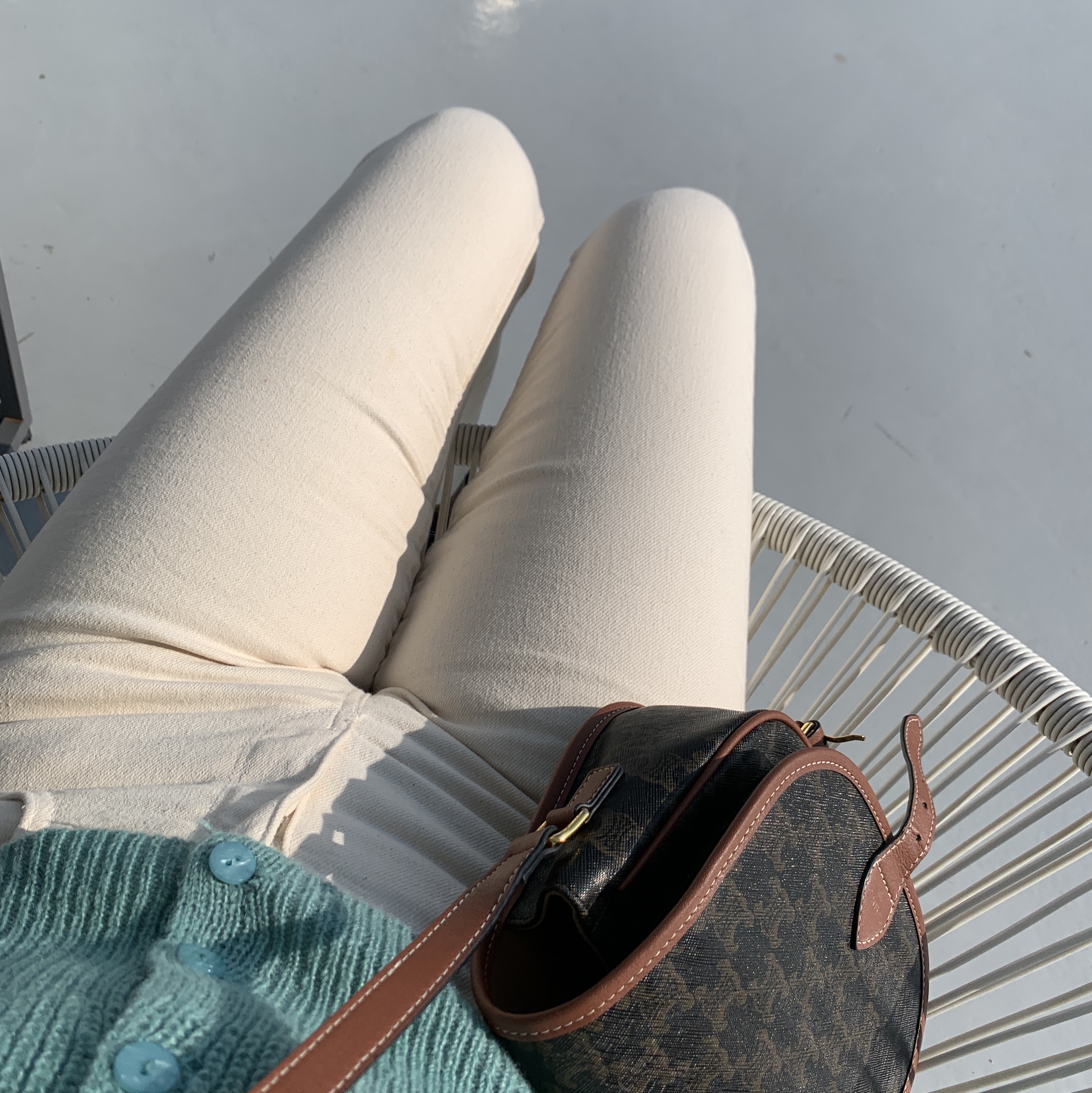 Celine Medium Folco Bag in Triomphe Canvas and Calfskin Tan, Vans Vault OG Old Skool LX Black 착용 스타일 - 3